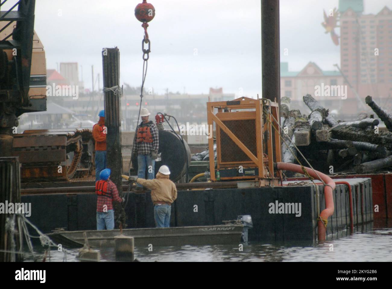 Hurrikan Katrina, Biloxi, Miss, 23. Oktober 2007 – Bauarbeiter entfernen einen alten Haufen aus dem Biloxi Small Craft Harbor. Sobald alle Pfähle entfernt wurden, beginnt die Besatzung im Rahmen eines von der FEMA finanzierten öffentlichen Unterstützungsprojekts mit der Ausbaggerung des Hafens. Jennifer Smits/FEMA Stockfoto