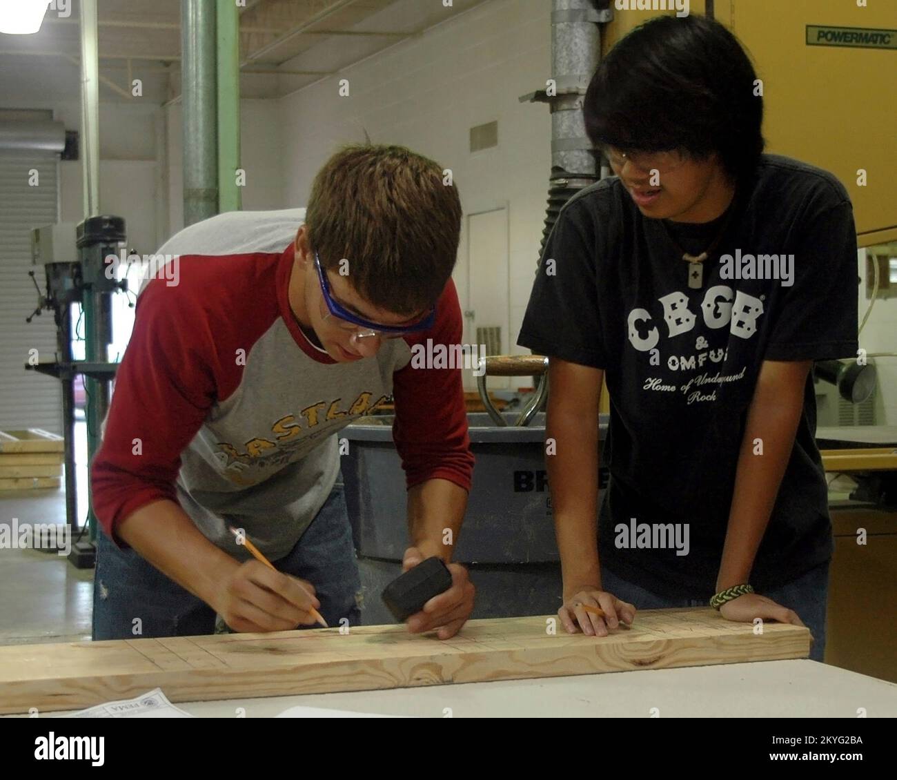 Hurricane Katrina, Gulfport, Miss., 30. August 2006 -- Garrett Wright (L) und Anthony Abella markieren Bodenplatten für Wandbefestigungen an dem Modellhaus, das sie an der Harrison Central Vo-Tech School bauen. Michelle Miller-Freeck/FEMA Stockfoto