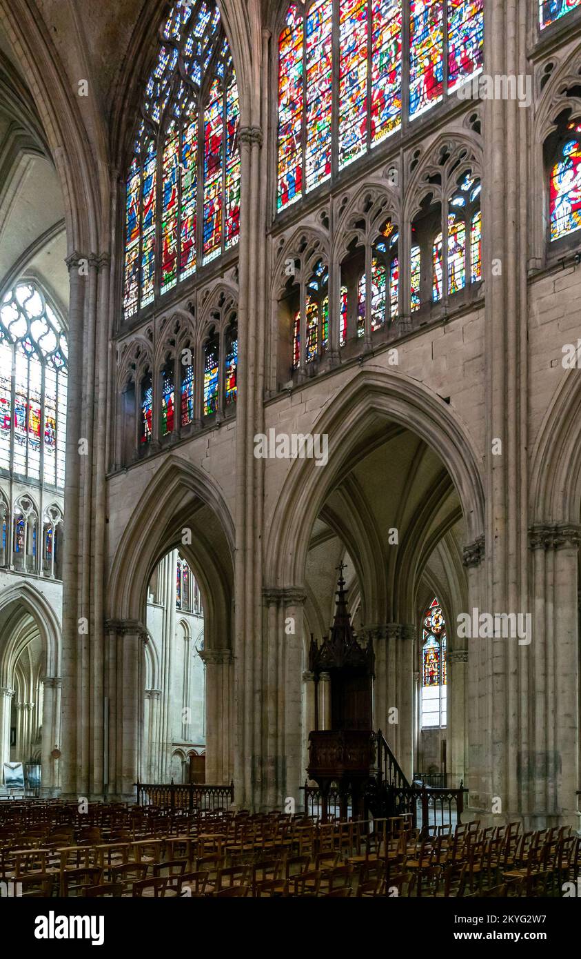 Troyes, Frankreich - 13. September 2022: Innenansicht der historischen Kathedrale von Troyes mit Buntglasfenstern und gotischer Architektur Stockfoto