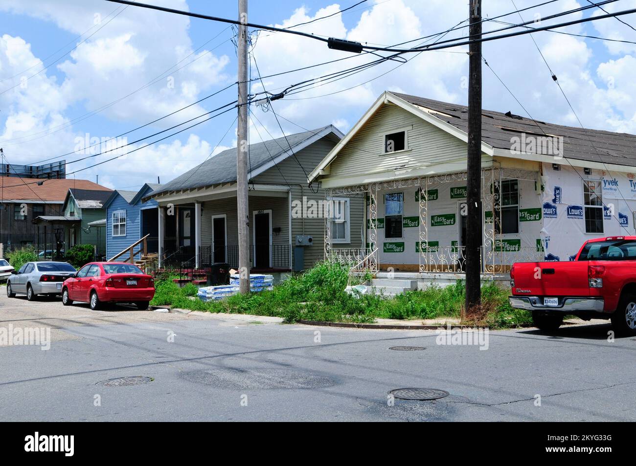 Hurrikan Katrina, New Orleans, LA, 8. Juli 2008 -- drei Jahre nach den Hurrikanen Katrina und Rita finden sich in ganz New Orleans neue Reparaturarbeiten, während Hausbesitzer weiterhin daran arbeiten, ihre Gemeinden zurückzubringen. Dieses Viertel liegt in New Orleans East in der Nähe des Lake Pontchartrain. Barry Bahler/FEMA Stockfoto