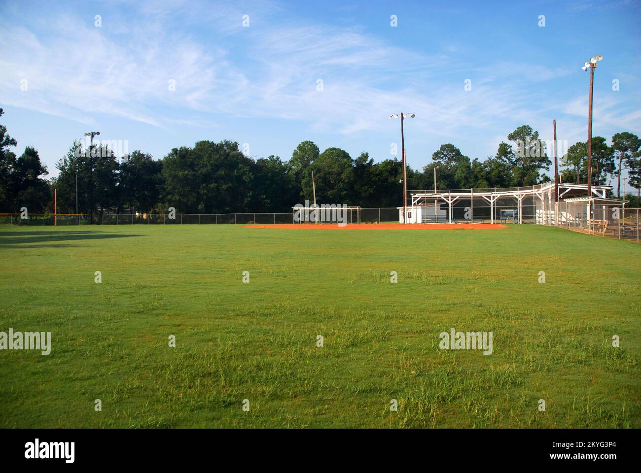 Hurricane Katrina, D'Iberville, MS, 15. August 2008 – das Rudy Moran Softball-Feld ist wieder einmal für Wettkämpfe verfügbar, wie zum Beispiel die D'Iberville Girls Softball-Mannschaftsspiele. Nach dem Hurrikan Katrina wurde das Feld als Notunterbringungsstätte genutzt. Im vergangenen Jahr hat die FEMA das Feld in seinen ursprünglichen Zustand zurückversetzt und andere Werksbereiche repariert. Jennifer Smits/FEMA. Stockfoto