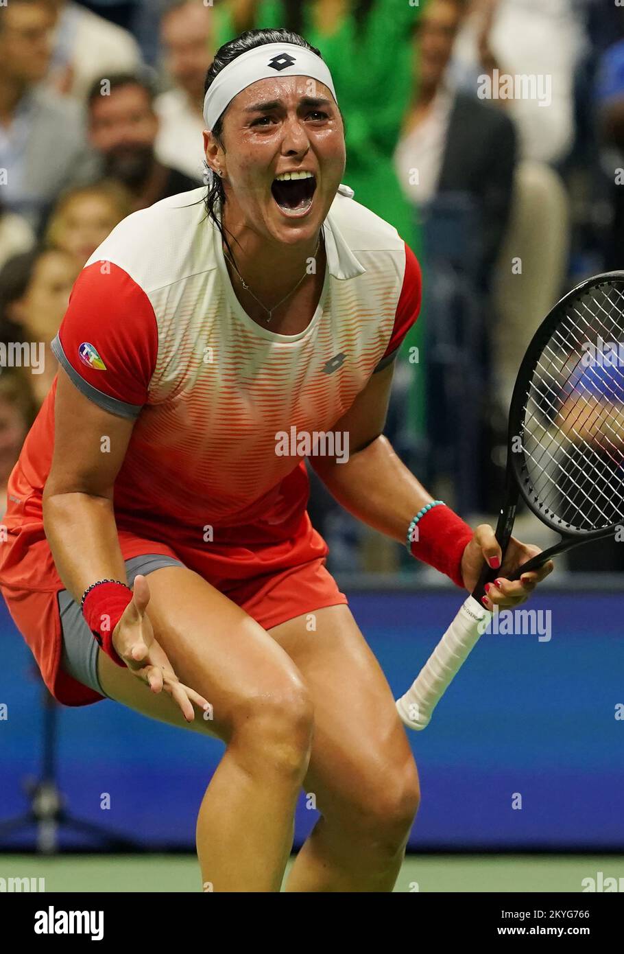 Ons Jabeur feiert, nachdem er Caroline Garcia am Spielpunkt im Halbfinale bei den US Open Tennis Championships 2022 im Arthur Ashe Stadium im USTA Billie Jean King National Tennis Center in New York City am Donnerstag, den 8. September 2022, in Reihen besiegt hat. Foto: Larry Marano/UPI Stockfoto