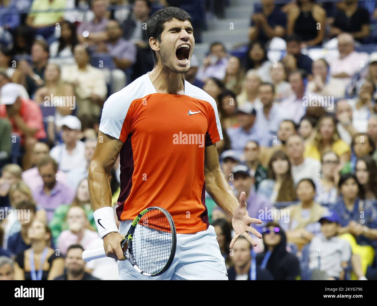 Flushing Meadow, Usa. 11. September 2022. Carlos Alcaraz aus Spanien reagiert, nachdem er am Sonntag, den 11. September 2022, bei den Herrenfinals der US Open Tennis Championships 2022 im Arthur Ashe Stadium im USTA Billy Jean King National Tennis Center in New York City einen Punkt gegen Casper Ruud aus Norwegen verloren hatte. Foto von John Angelillo/UPI Credit: UPI/Alamy Live News Stockfoto