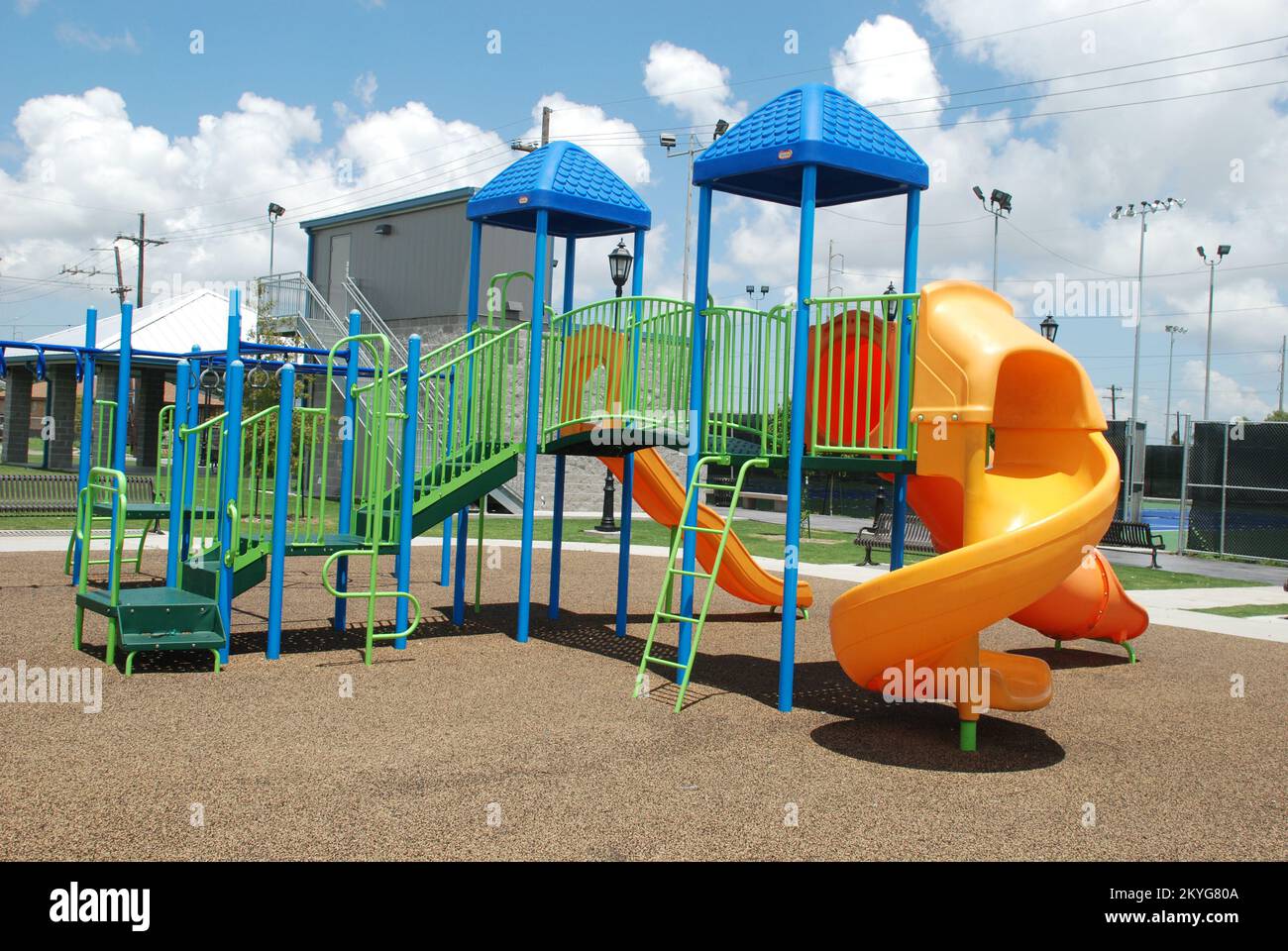 New Orleans, La., 17. Juli 2013 – die FEMA stellte der Stadt New Orleans $1,3 Millionen Dollar zur Verfügung für die Reparatur des Oliver Bush Playground, der sich in New Orleans' unterem 9. Bezirk befindet, der durch Hurrikan Katrina beschädigt wurde. Die Arbeiten umfassten die Restaurierung eines Softballfelds, die Restaurierung von vier Tennisplätzen, den Austausch des Basketballpavillons, die Restaurierung der Bäder und den Austausch von Gehwegen vor Ort. Gioan Nguyen/FEMA Stockfoto
