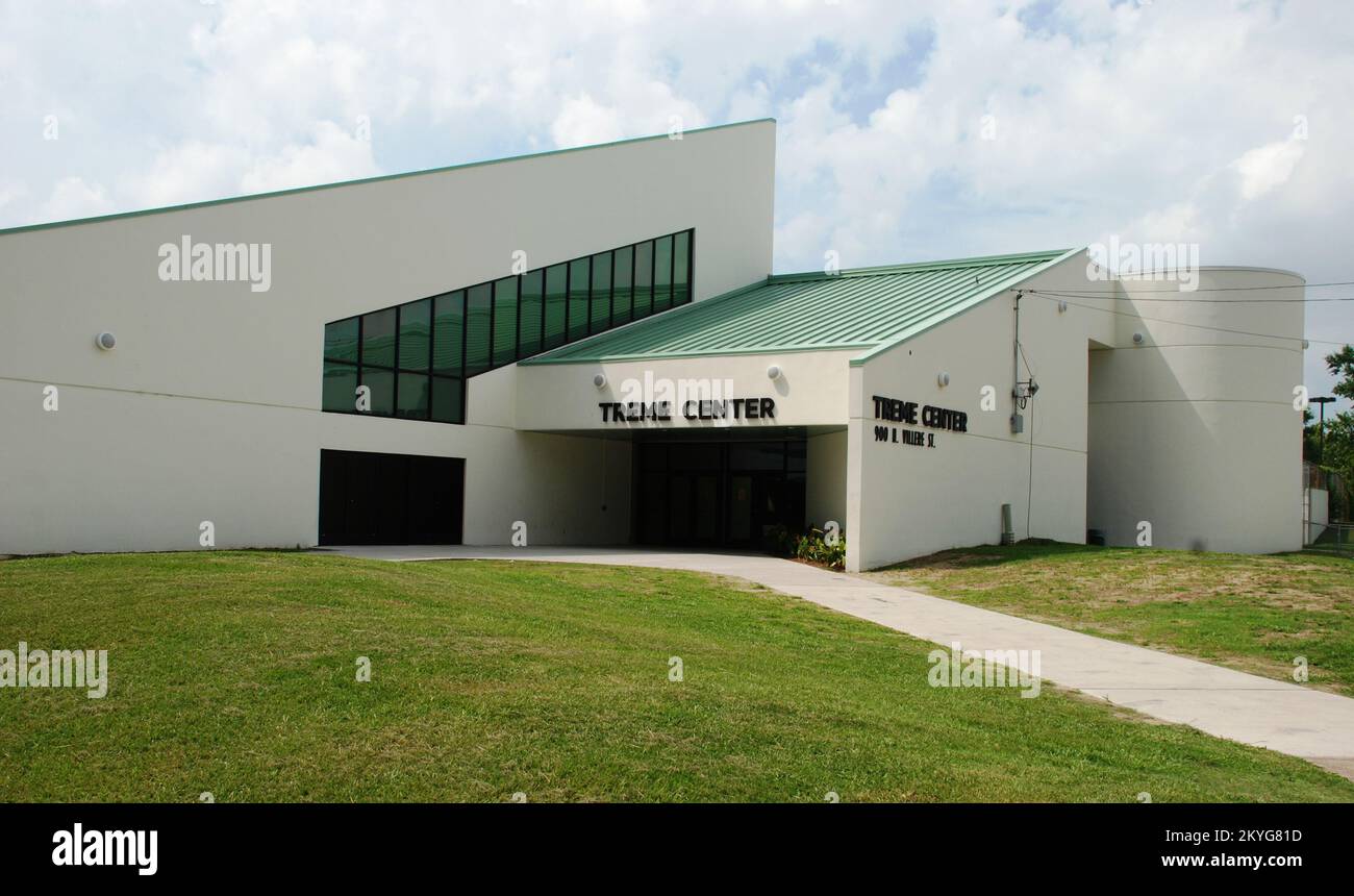 New Orleans, La., 18. Juli 2013 -- Lokale, Landes- und Bundesbeamte schließen sich Mitgliedern der New Orleans Gemeinde an, um die Wiedereröffnung des Trem├⌐ Community Center zu feiern. Die FEMA finanzierte Reparaturarbeiten für das Werk, das durch Wind und Regen während des Hurrikans Katrina beschädigt wurde, in Höhe von fast $400.000 US-Dollar. Gioan Nguyen/FEMA Stockfoto