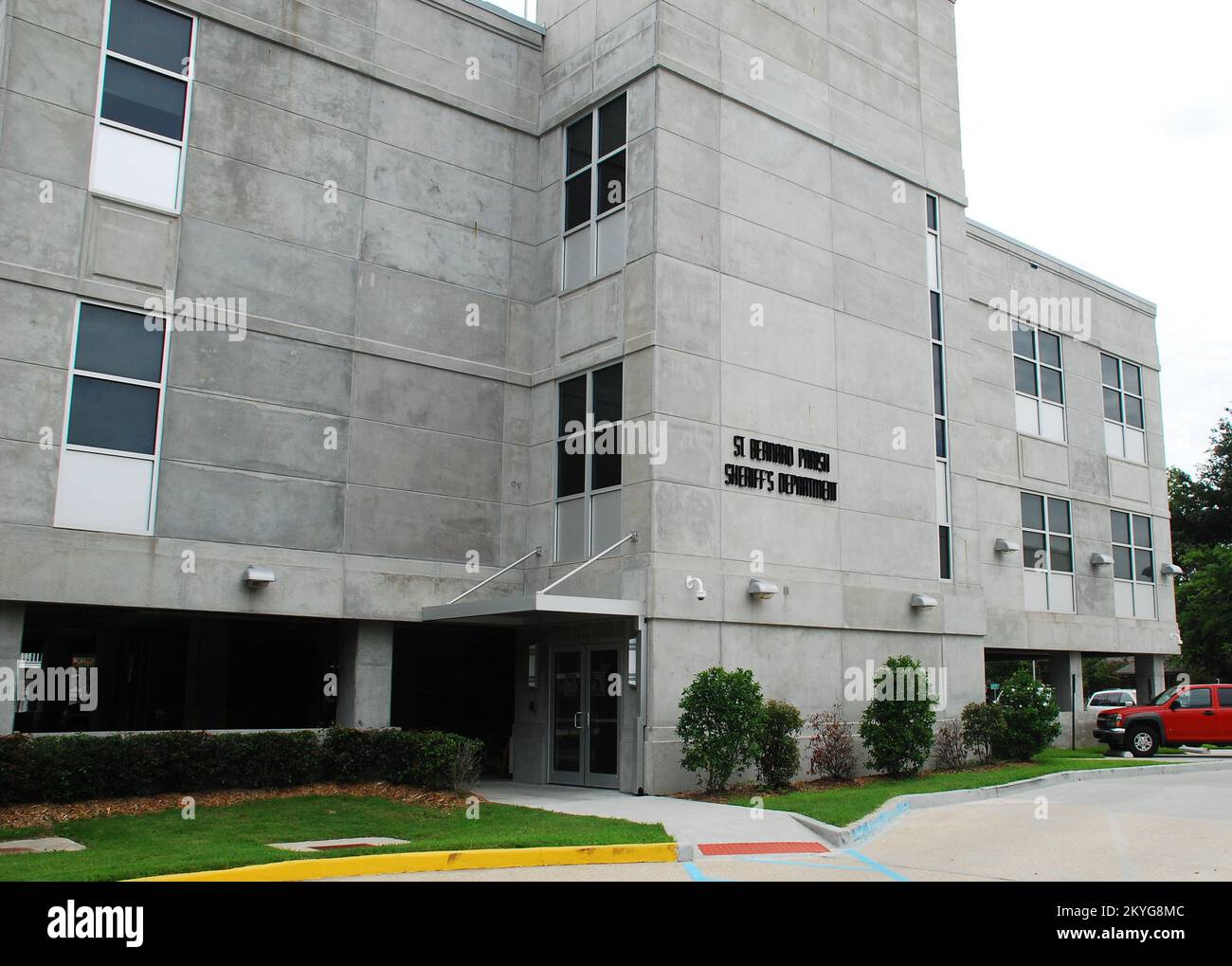 St Bernard Parish, La., 24. Juli 2013 – bis heute wurden fast $5 Millionen Dollar von der FEMA für den Sheriff's Office Annex finanziert. Die FEMA hat öffentliche Fördermittel und Zuschüsse für den Wiederaufbau der durch den Hurrikan Katrina zerstörten Infrastrukturen bereitgestellt. Gioan Nguyen/FEMA Stockfoto