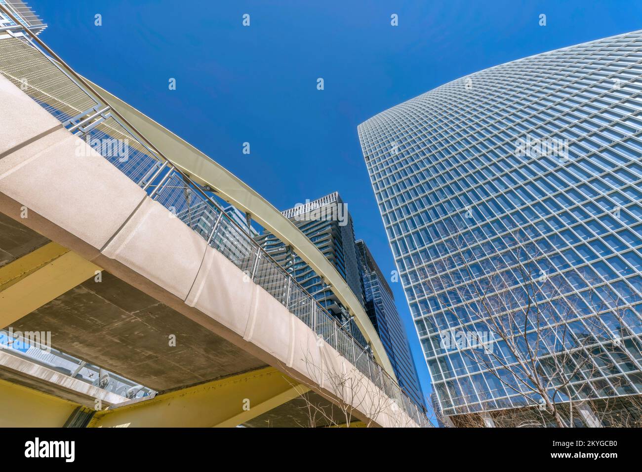 Austin, Texas - Blick auf eine Brücke zwischen zwei modernen Gebäuden von unten. Es gibt einen Blick auf die Brücke auf der linken Seite zu einem modernen Gebäude mit g Stockfoto