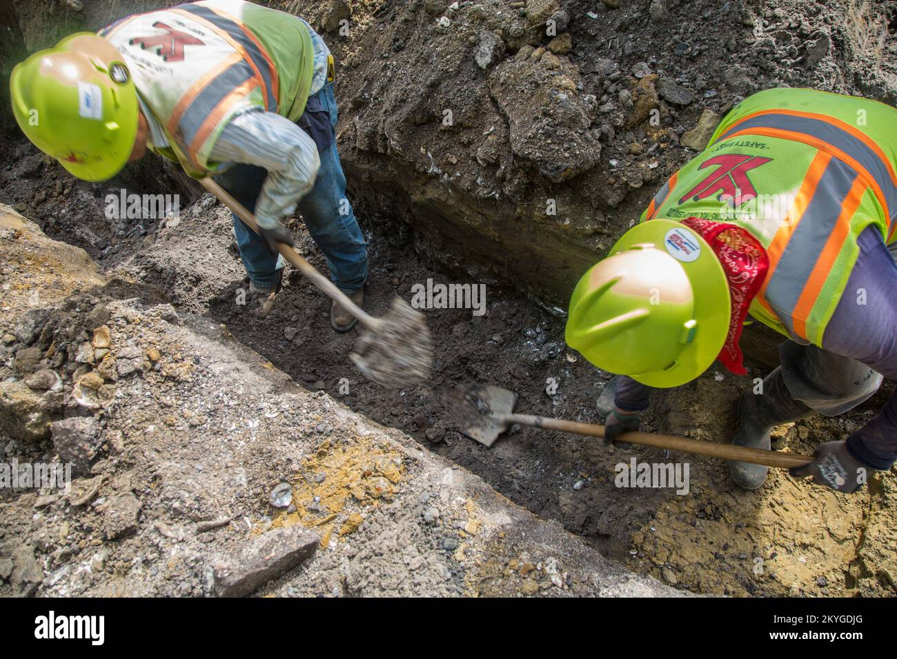 Biloxi, MS, 6. Mai 2015 - Bauarbeiter von S.J. Handbetriebener Bau von Texas Grab in der Nähe einer Gasleitung zur Vorbereitung der Installation einer neuen Wasserleitung unter der Nixon Street (in der Nähe der Division Street) in Biloxi, MS. Die Wiederherstellung der Wasser- und Kanalisationsinfrastruktur von Biloxi ist Mississippis größtes FEMA-Projekt zur öffentlichen Unterstützung im Zusammenhang mit dem Wiederaufbauprogramm für den Hurrikan Katrina. Stockfoto