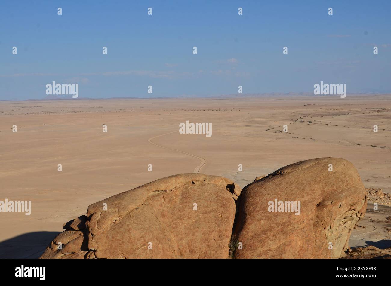 Mirabib einsamer malerischer Granit Rock in der Wüste Panorama Sonnenaufgang Stockfoto