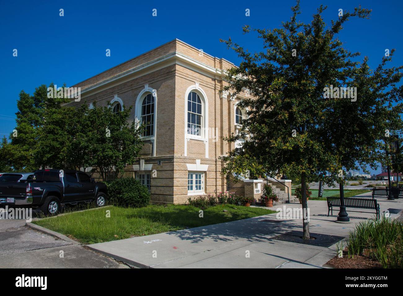 Gulfport, MS, 3. Juni 2015 - Historische Carnegie Library, derzeit Heimat der Gulfport Galleria of Fine Art in Gulfport, Mississippi. Die 1916 erbaute Carnegie Library diente den Bedürfnissen von Harrison County viele Jahre lang, bevor die Bibliothek geschlossen und in eine neue Einrichtung verlegt wurde. Das historische Carnegie Library Gebäude wurde 2005 durch den Hurrikan Katrina beschädigt. Das neoklassizistische Revival-Gebäude aus dem Jahr 1916 wurde mit Unterstützung des Archiven- und Geschichtsministeriums von Mississippi und mit öffentlicher Unterstützung der FEMA restauriert. Stockfoto