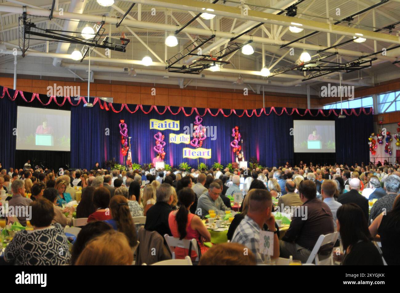 Chalmette, La., 28. August 2015 - FEMA-Beamte kamen zu St. Bernard Parish Ersthelfer, Gemeindeführer, Lehrer und Schüler für das jährliche Day of Reflection Breakfast der Gemeindeschulbehörde als Kunst des Gedenkens der Gemeinde an den 10.. Jahrestag des Hurricane Katrina. Die Veranstaltung wurde im neuen St. Bernard Parish High School 9.. Klasse Academy, die in Kunst durch das Public Assistance Grant Program der FEMA finanziert wurde. Stockfoto