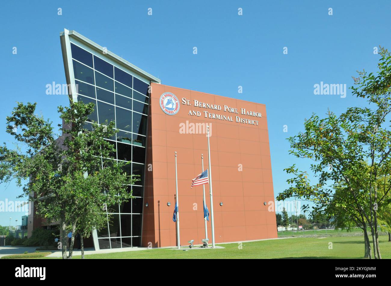 Chalmette, La., 27. August 2015 - die neue St. Das Verwaltungsbüro Bernard Port, Harbor and Terminal District in Chalmette ist eines von mehreren Projekten, die in den 10 Jahren seit Hurrikan Katrina durch das FEMA Public Assistance Grant-Programm finanziert wurden. Der Hafen, eine lebenswichtige Kunst der lokalen und regionalen Wirtschaft, war das Zentrum von St. Bergung und Rettung in Bernard Parish in den Tagen und Wochen nach Katrina. Stockfoto