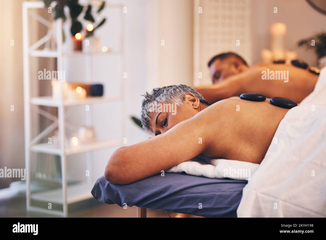 Entspannen Sie sich, massieren Sie mit einem Paar in einem Spa, und legen Sie sich für eine Physiotherapie auf einen Tisch oder ein Bett. Rock, Schlaf und Luxus mit einem älteren Mann und einer älteren Frau Stockfoto
