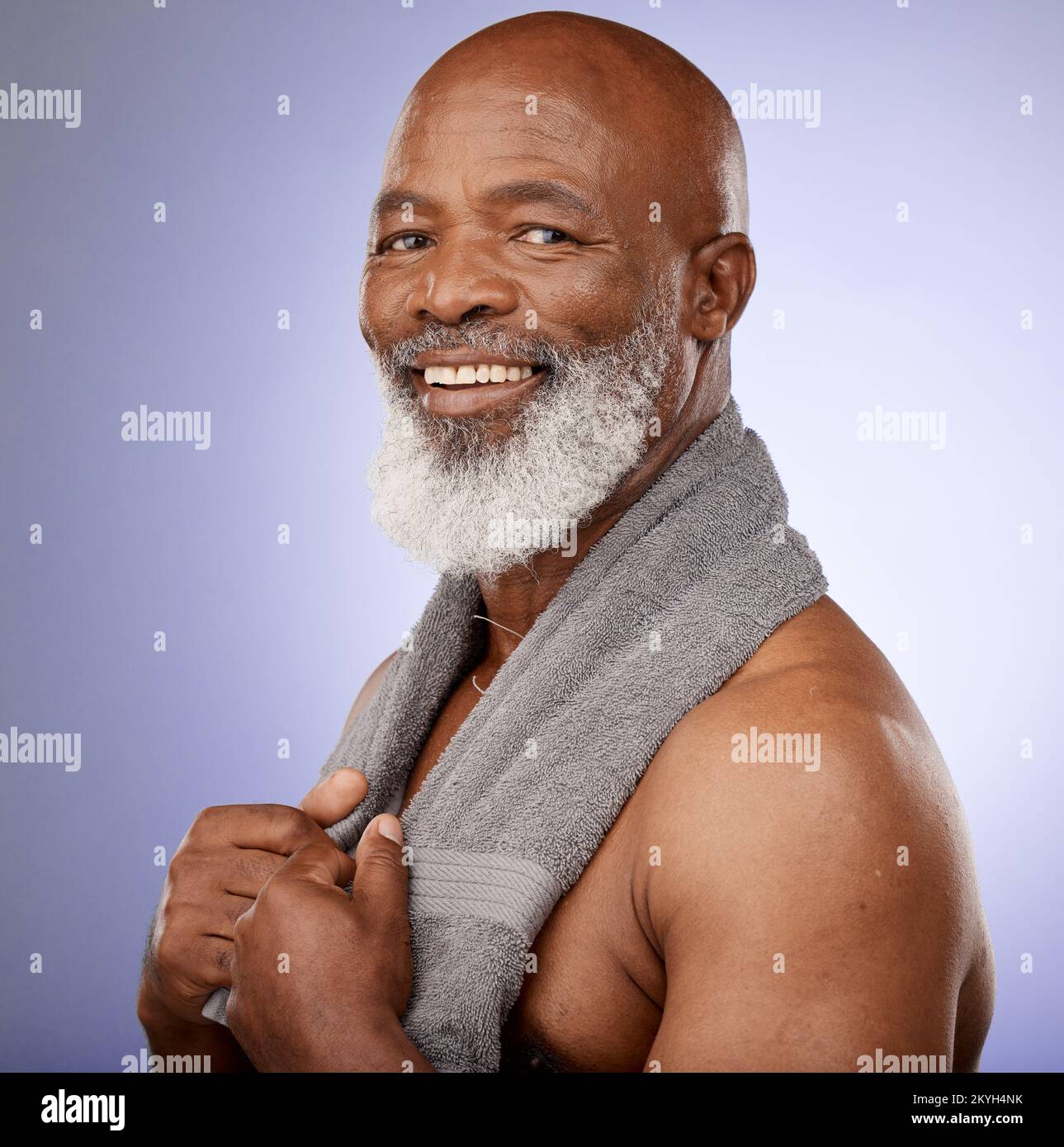 Dusche, Handtuch und Porträt eines Schwarzen mit gesunder Hautpflege, persönlicher Hygiene und natürlichem Wohlbefinden im Studiohintergrund in Brasilien. Glücklich, erwachsen und Stockfoto