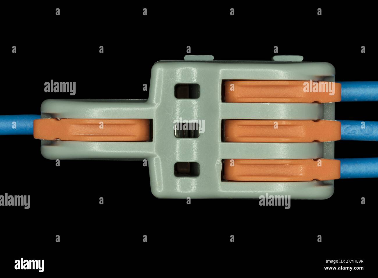 Kompakter Spleißverbinder isoliert auf schwarzem Hintergrund. Nahaufnahme. Eine hohe Auflösung. Stockfoto