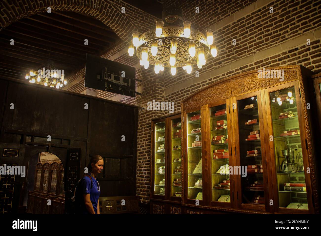 30. November 2022, Fustat, Greater Cairo Gounorate, Ägypten: Kairo Ägypten. 30. November 2022 Die koptisch-orthodoxe Kirche der Heiligen Sergius und Bacchus, auch bekannt als die Kirche von Abu Sarga, befindet sich im Viertel Fustat in der Altstadt von Kairo. Die Kirche stammt aus dem späten 4. Jahrhundert n. Chr. und gilt als eine der ältesten Kirchen in Ägypten. Es hat seinen Namen von zwei Soldaten der römischen Armee, die in Syrien wegen ihres christlichen Glaubens martyriert wurden. Die Kirche soll an der Stelle einer Höhle erbaut worden sein, wo die Heilige Familie während ihrer Reise nach Ägypten ruhte, und hat daher einen großen Stockfoto