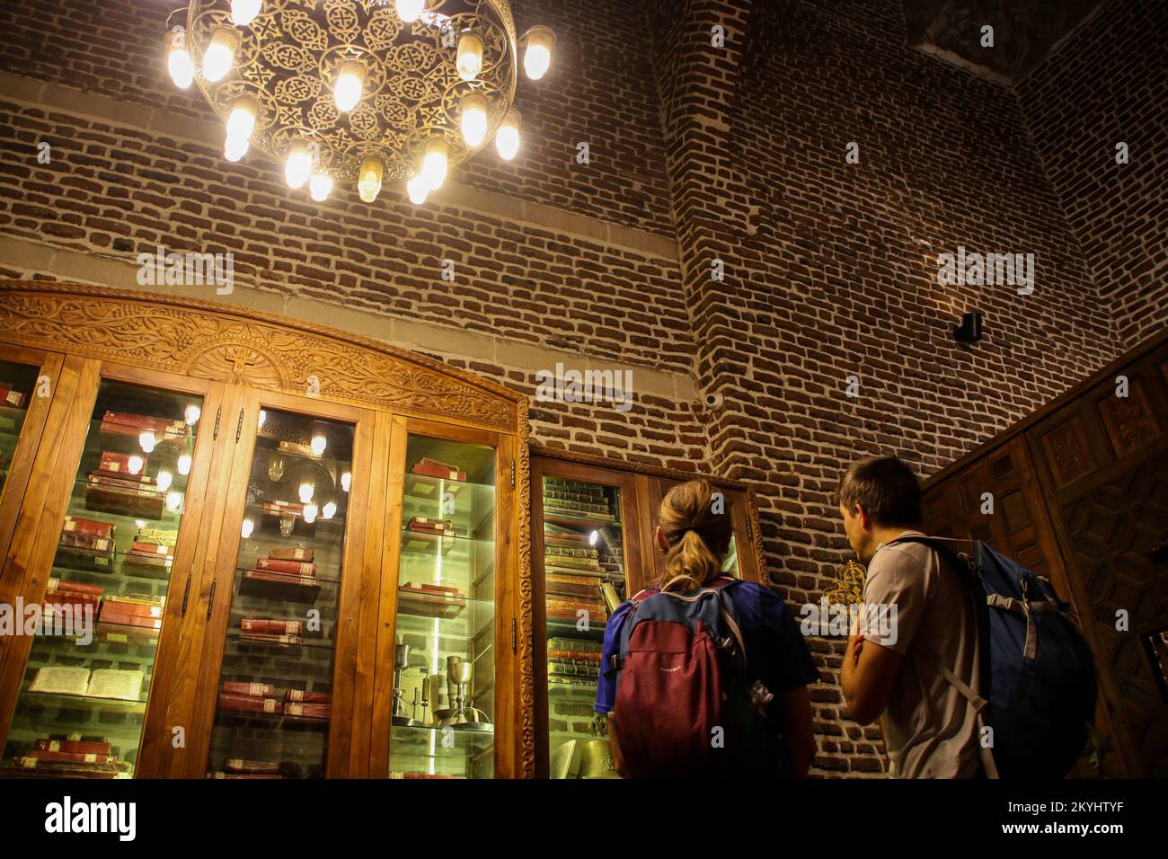 30. November 2022, Fustat, Greater Cairo Gounorate, Ägypten: Kairo Ägypten. 30. November 2022 Die koptisch-orthodoxe Kirche der Heiligen Sergius und Bacchus, auch bekannt als die Kirche von Abu Sarga, befindet sich im Viertel Fustat in der Altstadt von Kairo. Die Kirche stammt aus dem späten 4. Jahrhundert n. Chr. und gilt als eine der ältesten Kirchen in Ägypten. Es hat seinen Namen von zwei Soldaten der römischen Armee, die in Syrien wegen ihres christlichen Glaubens martyriert wurden. Die Kirche soll an der Stelle einer Höhle erbaut worden sein, wo die Heilige Familie während ihrer Reise nach Ägypten ruhte, und hat daher einen großen Stockfoto