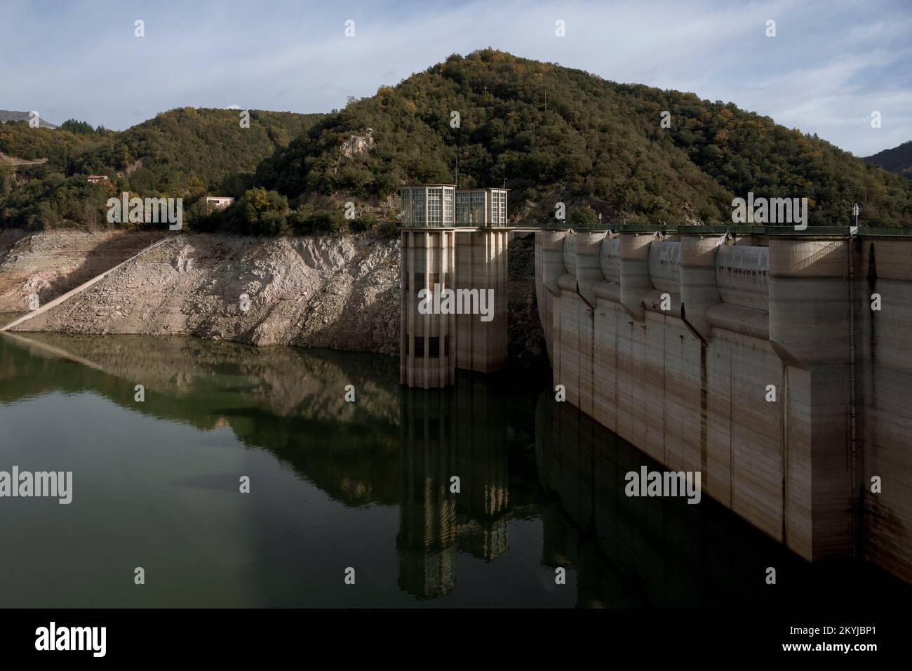 Sau-Reservoir bei 30 % seines Fassungsvermögens. Blick auf die Wasserknappheit im Sau-Reservoir in Vilanova de Sau, Katalonien, Spanien, am 29. November 2022. © Joan Gosa 2022/Alamy Stockfoto