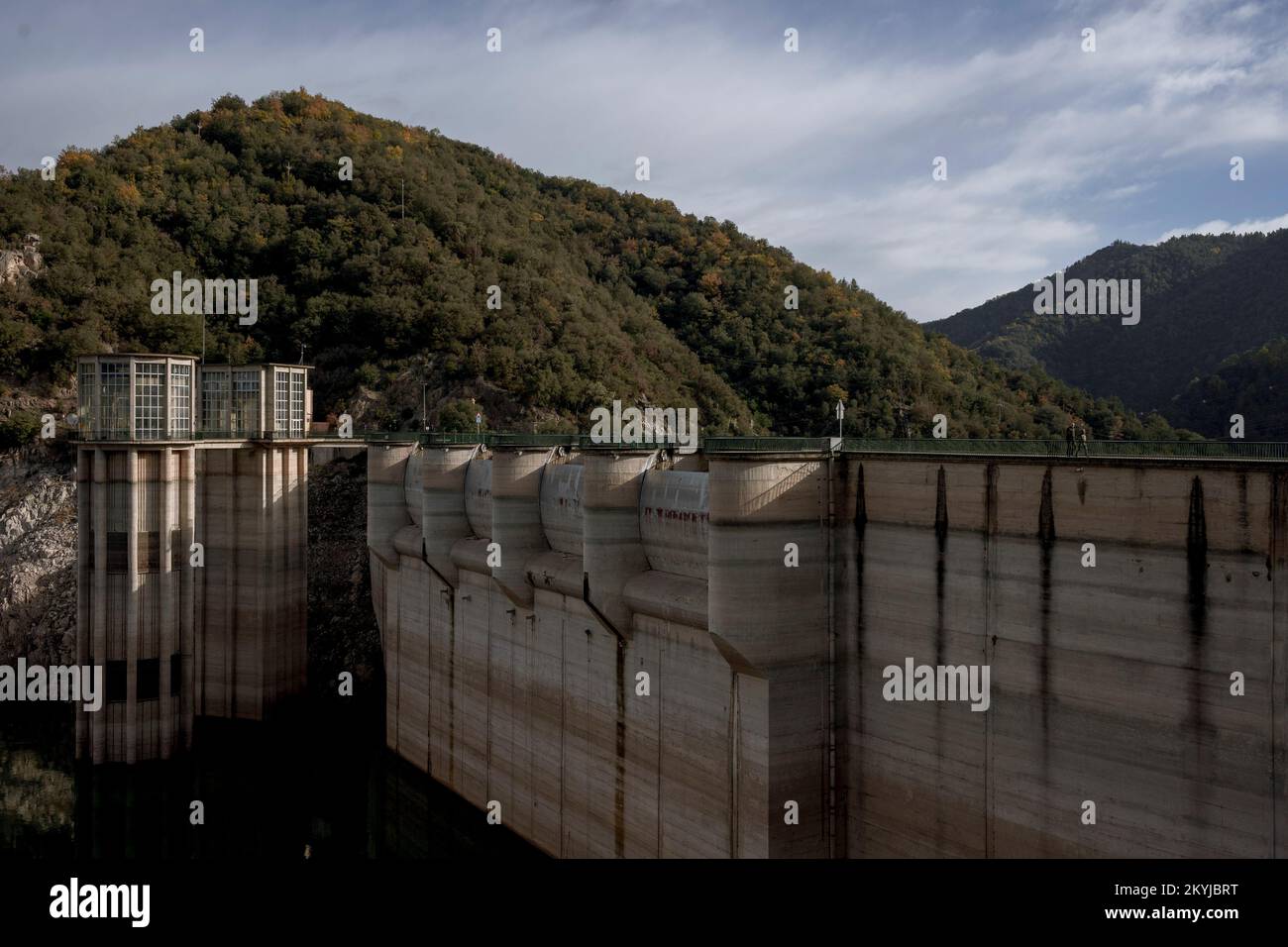 Sau-Reservoir bei 30 % seines Fassungsvermögens. Blick auf die Wasserknappheit im Sau-Reservoir in Vilanova de Sau, Katalonien, Spanien, am 29. November 2022. © Joan Gosa 2022/Alamy Stockfoto