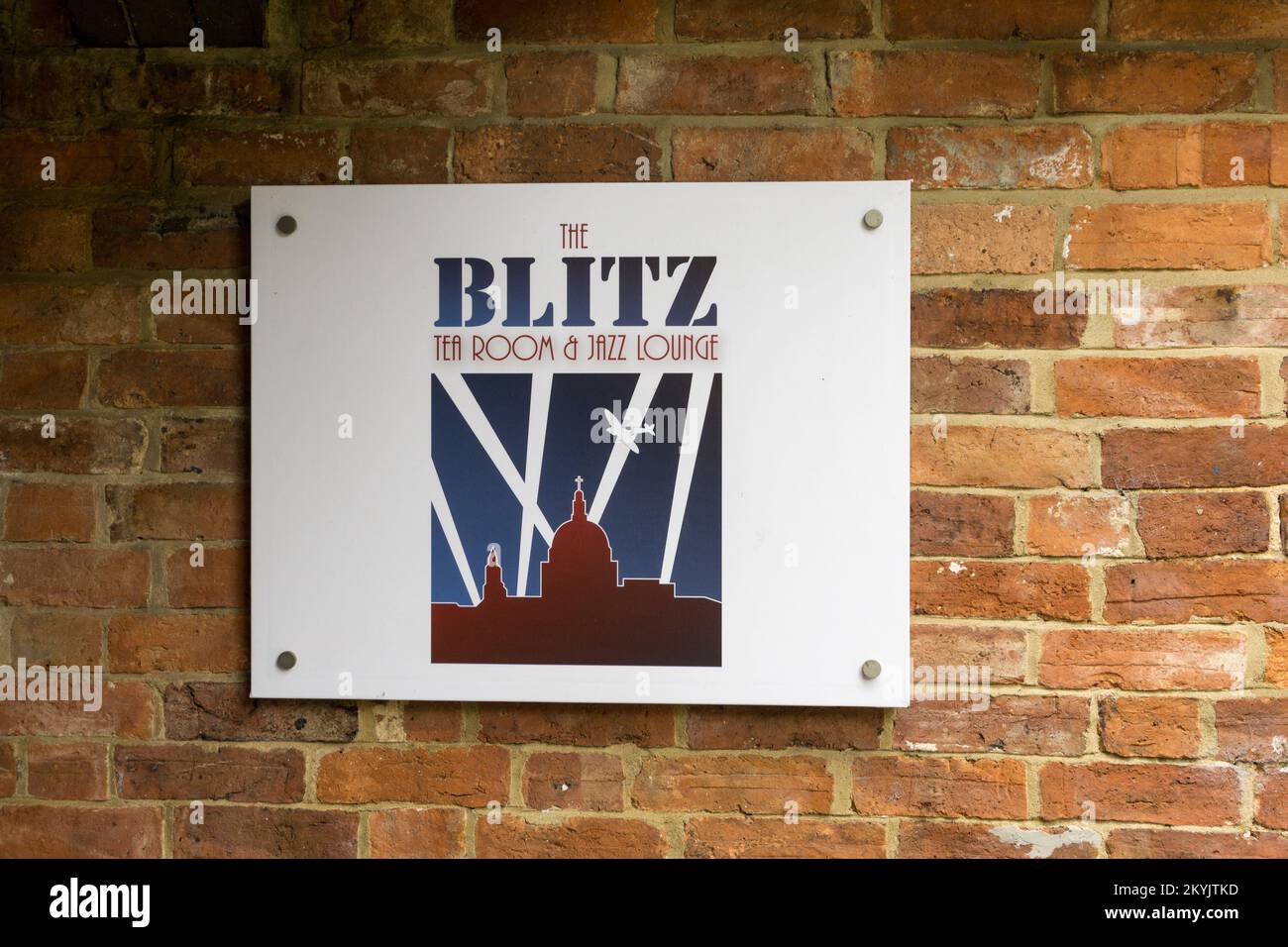 Beschilderung für die Blitz Tearoom and Jazz Lounge, Kettering, Northamptonshire, Großbritannien; ein authentischer Teestube im Stil der 1940er Jahre und Veranstaltungsort für Livemusik Stockfoto