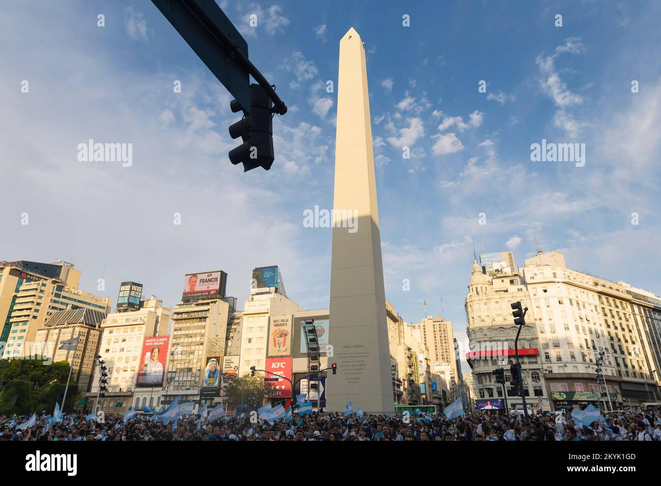 Buenos Aires, Argentinien, 30.. November 2022. Die argentinische Nationalmannschaft siegte gegen Polen 2-0 mit einem ersten Tor von Alexis Mac Allister bei 46' und einem zweiten Tor von Julián Álvarez bei 67'. Auf diese Weise qualifizierte er sich für die Runde 16 der Weltmeisterschaft 2022 als Führer der Gruppe C. (Kredit: Esteban Osorio/Alamy Live News) Stockfoto