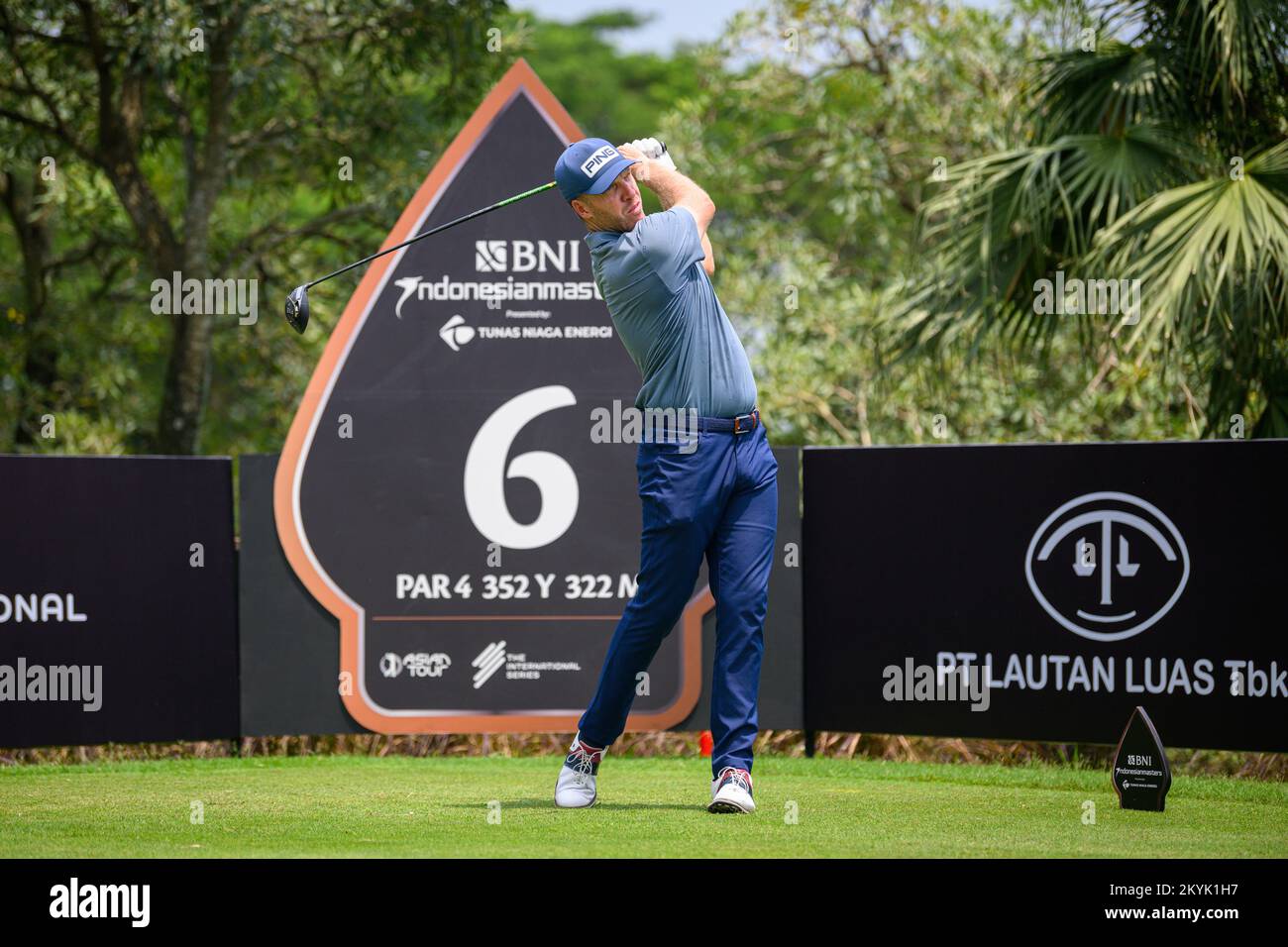 Jakarta, INDONESIEN. 01.. Dezember 2022. Neil Schietekat aus SÜDAFRIKA schlägt bei Loch 6 während der 1.. Runde die indonesischen BNI-Meister im Royale Jakarta Golf Club in Jakarta, INDONESIEN, ab. Schietekat schließt mit einem 6-unter-66 ab, um einen Teil des Clubhausführers bei 6-unter-Par zu übernehmen. Kredit: Jason Butler/Alamy Live News. Stockfoto