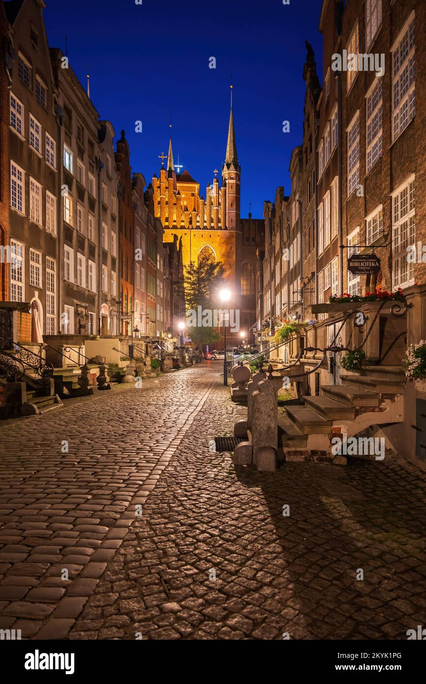 Mariacka-Straße bei Nacht in Danzig in Polen. Kopfsteingepflasterte Straße in der Altstadt, gegründet um das 14.. Jahrhundert mit historischen Bürgerhäusern Stockfoto