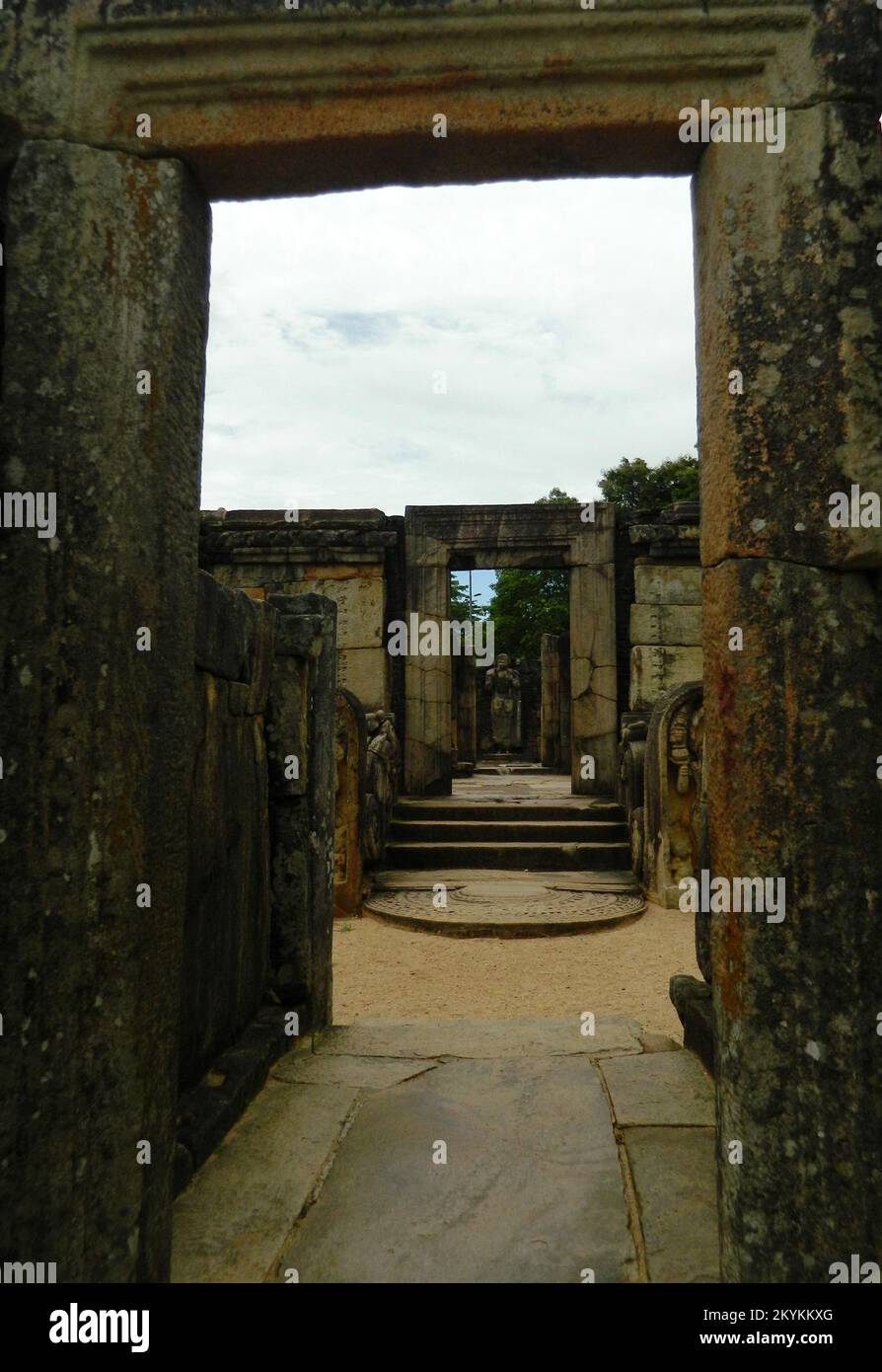 Polonnaruwa ist das zweite Königreich des antiken Sri Lanka. König Parakramabahu 4 entwickelte viele Wewas und Tempel und etablierte die Lebensgrundlage des Landes. Das Polonnaruwa Lankathilaka Image House ist ein monolithisches Buddha Image House, das auch von König Parakramabahu aus Ziegeln erbaut wurde. Die Außenwände sind mit aufwändigen Designs und Schnitzereien bedeckt. Die goldene Ära wurde von König Maga durch die Invasion und Zerstörung der Tempel und Schreine des Königreichs ruiniert. Polonnaruwa, Sri Lanka. Stockfoto