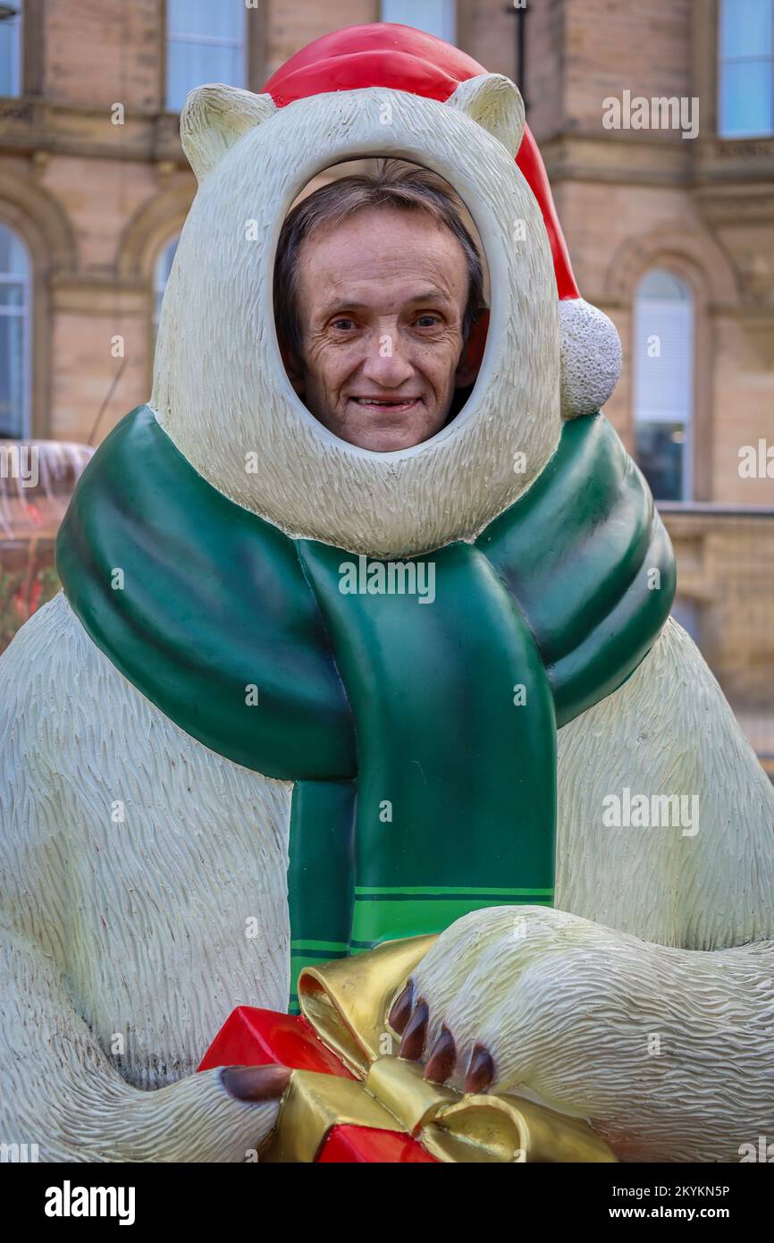 Ein Mann, der ein Foto in einem Fotostand aufgenommen hat Stockfoto