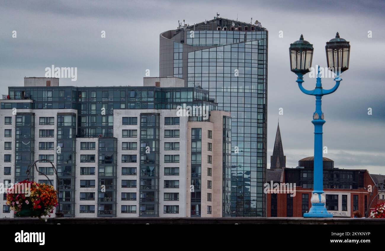 Limerick, Irland - 28.. Juli 2022: Limerick City Buildings, Old Blue Street l amp, City Background Stockfoto