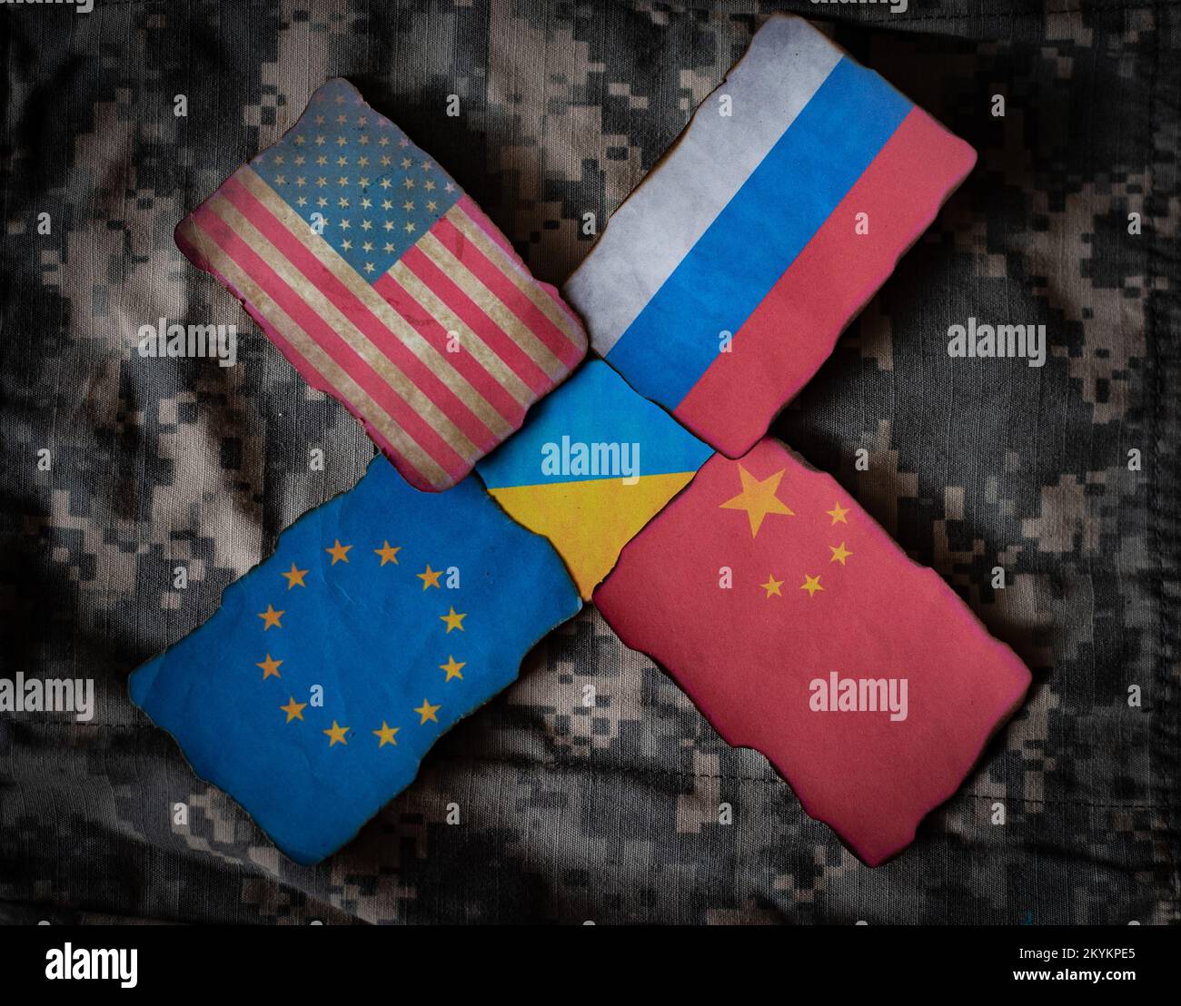Flaggen der Europäischen Union, der Vereinigten Staaten, Russlands und Chinas, die die Flagge der Ukraine umgeben und bedecken, dunkler, grungy getarnter Hintergrund, conf Stockfoto