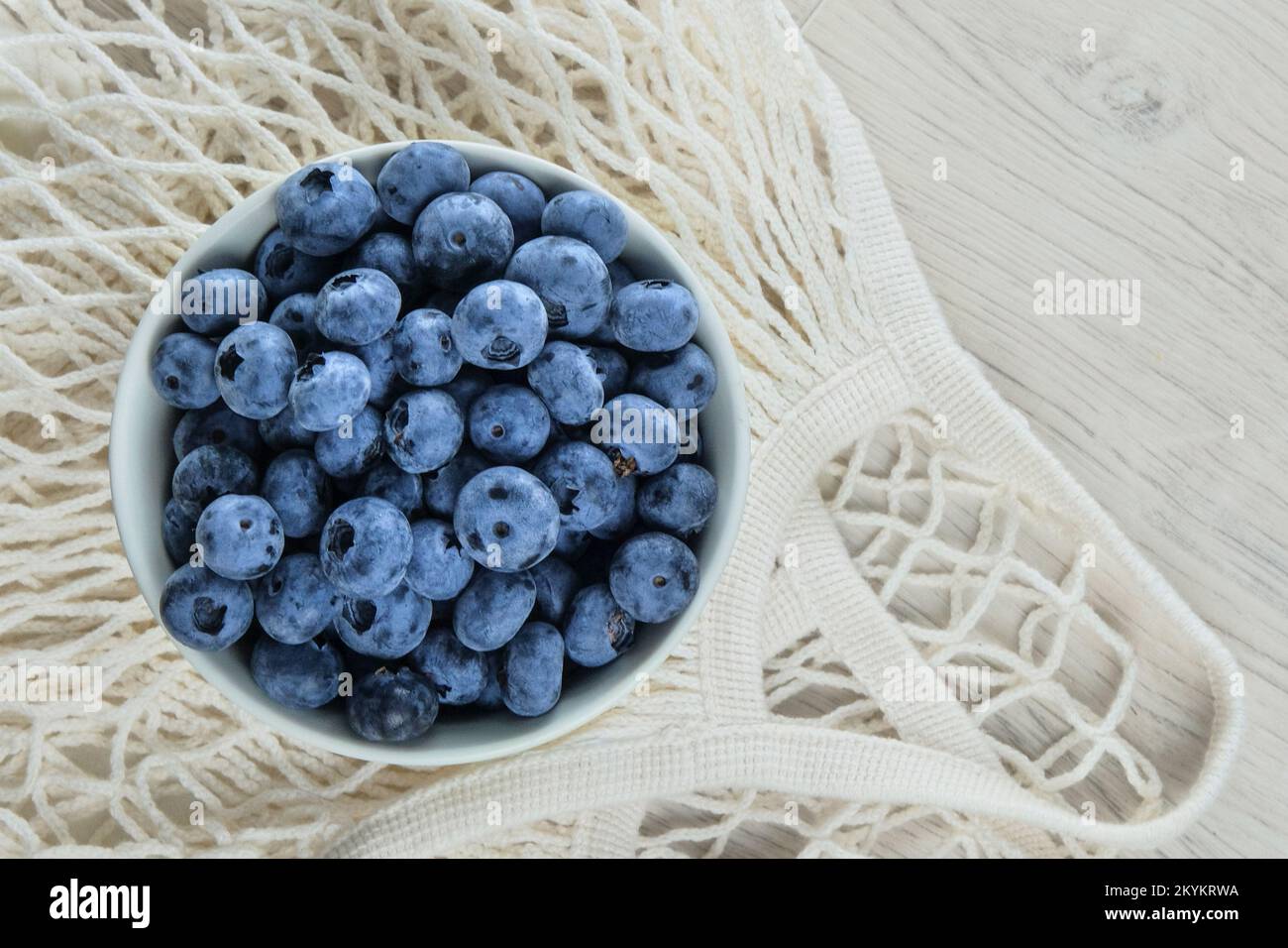 Reife Blaubeere im Korb auf dem Tisch. Blaubeeren antioxidative organische Superfood für gesunde Ernährung. Stockfoto