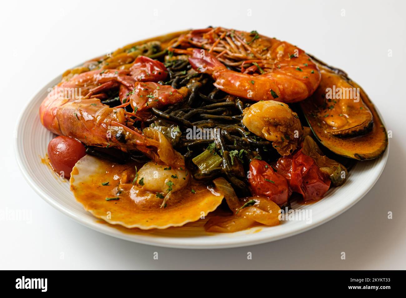 Biskuitpasta auf weißem Hintergrund Stockfoto