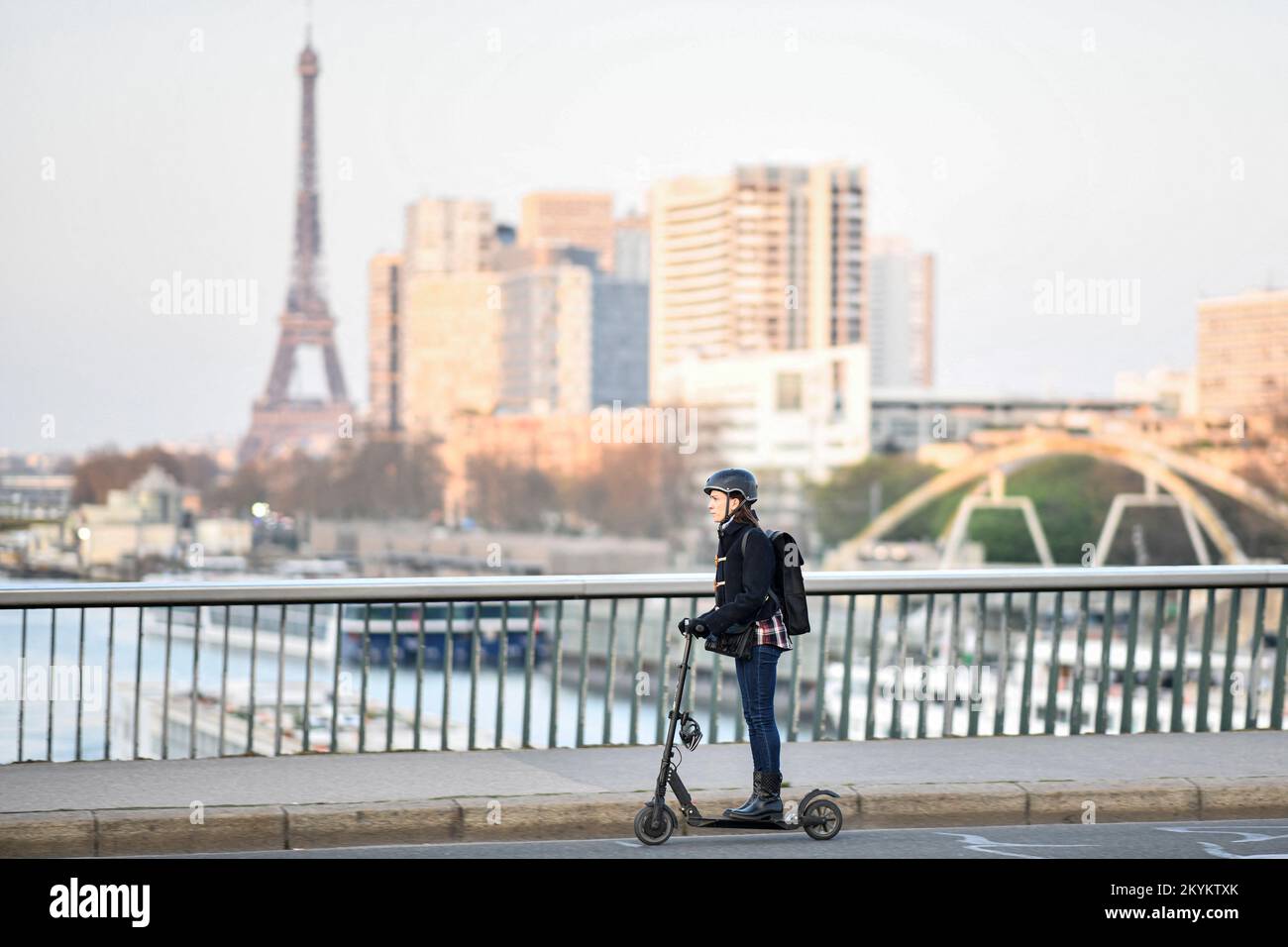 Das Bild zeigt elektrische Selbstbedienungsroller, die Entwicklung nachhaltiger Verkehrsmittel in Megastädten, die Nutzer ihres E-Scooters in den Straßen von Paris mit dem Eiffelturm (Tour Eiffel) im Hintergrund, Frankreich, am 30. November 2022. Foto: Victor Joly/ABACAPRESS.COM Stockfoto