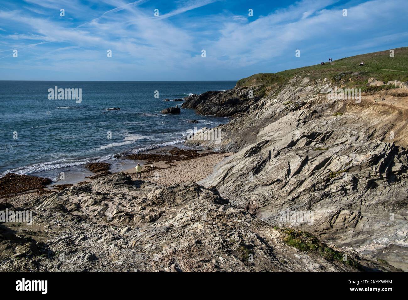 Die zerklüftete Küstenlandschaft rund um die abgeschiedene Bucht am Little Fistral in Newquay in Cornwall, England, Großbritannien. Stockfoto