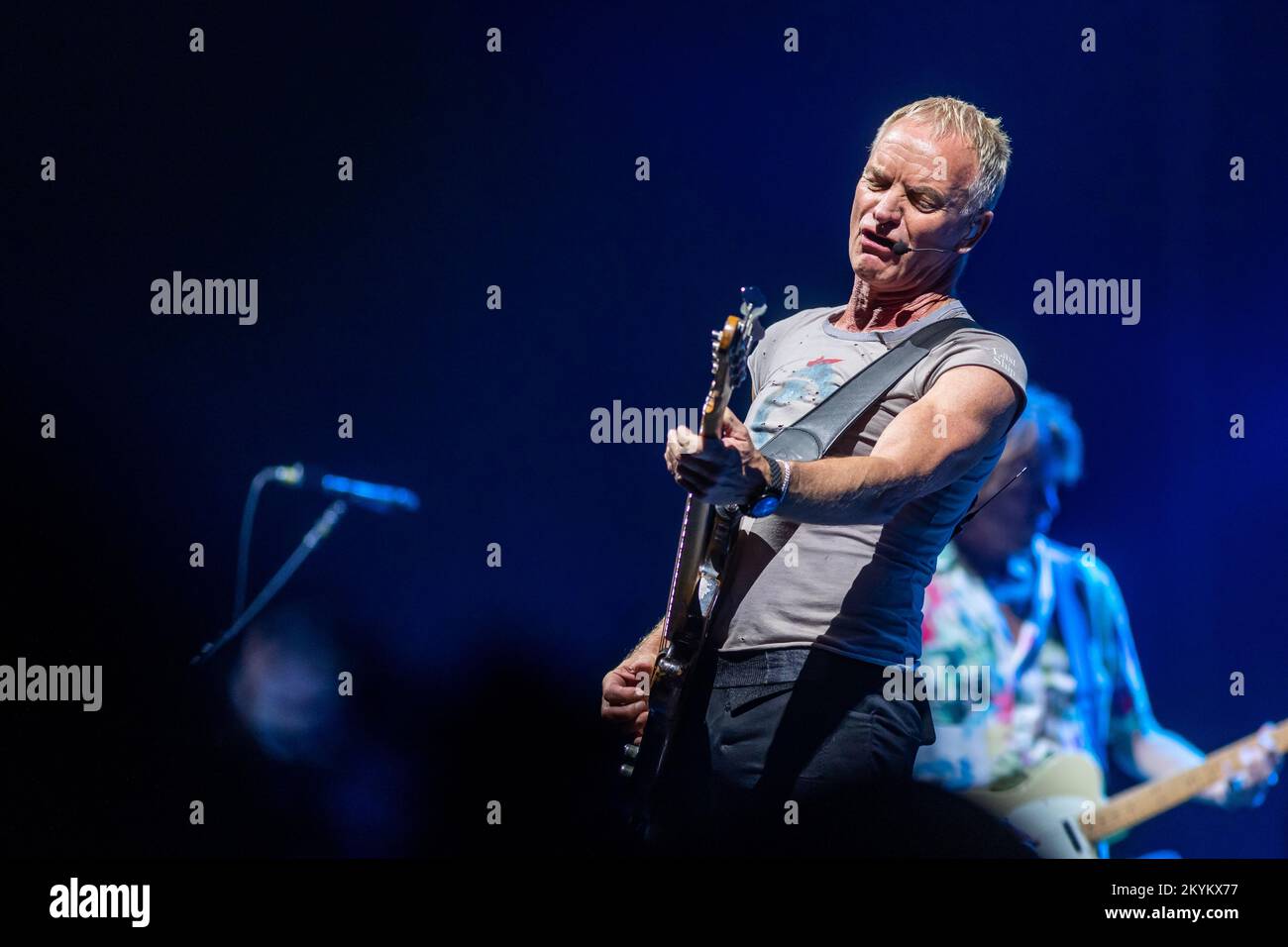 Sting, echter Name Gordon Sumner, Live-Aufführung auf der Bühne. Bass-Player und Lead-Gesang. Stockfoto