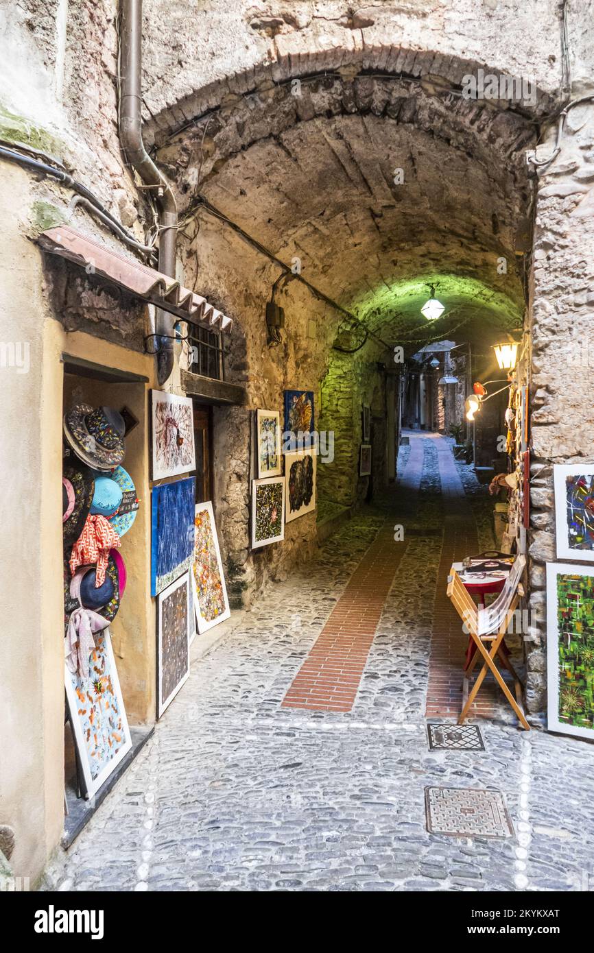 Dolceacqua, Italien - 06-07-2021: Charakteristische kleine Straßen im historischen Zentrum von Dolceacqua mit Bögen und Blumen Stockfoto