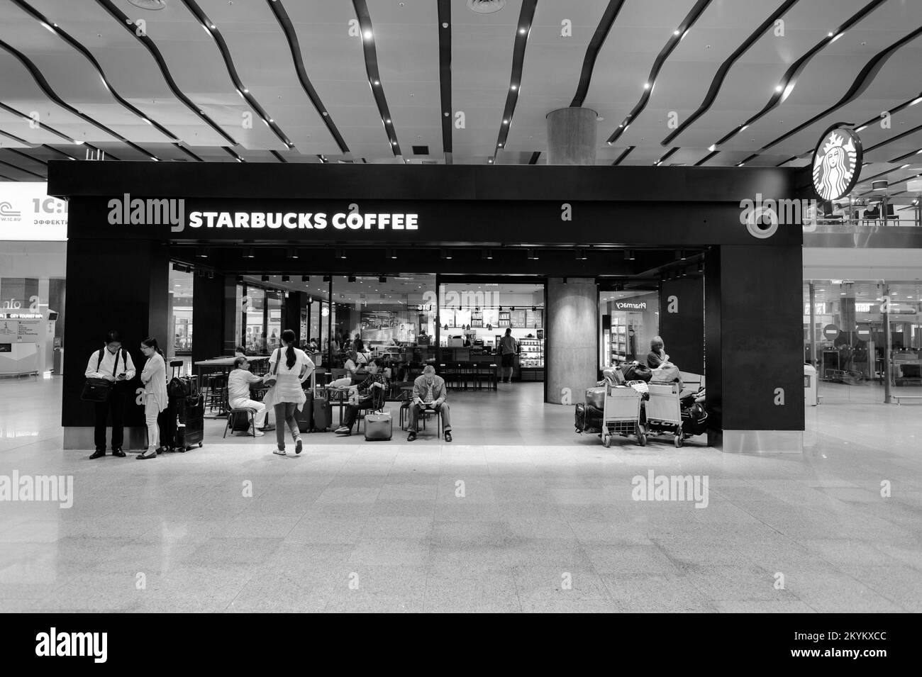 SANKT PETERSBURG, RUSSLAND - 08. JULI 2015: Innenausstattung des Starbucks Cafés. Die Starbucks Corporation ist ein amerikanisches globales Kaffeeunternehmen und eine Kaffeehauskette Stockfoto