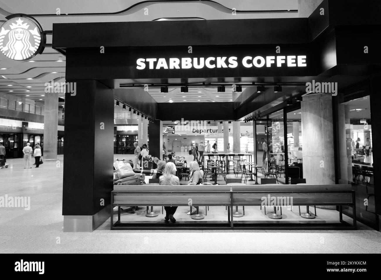 SANKT PETERSBURG, RUSSLAND - 08. JULI 2015: Innenausstattung des Starbucks Cafés. Die Starbucks Corporation ist ein amerikanisches globales Kaffeeunternehmen und eine Kaffeehauskette Stockfoto