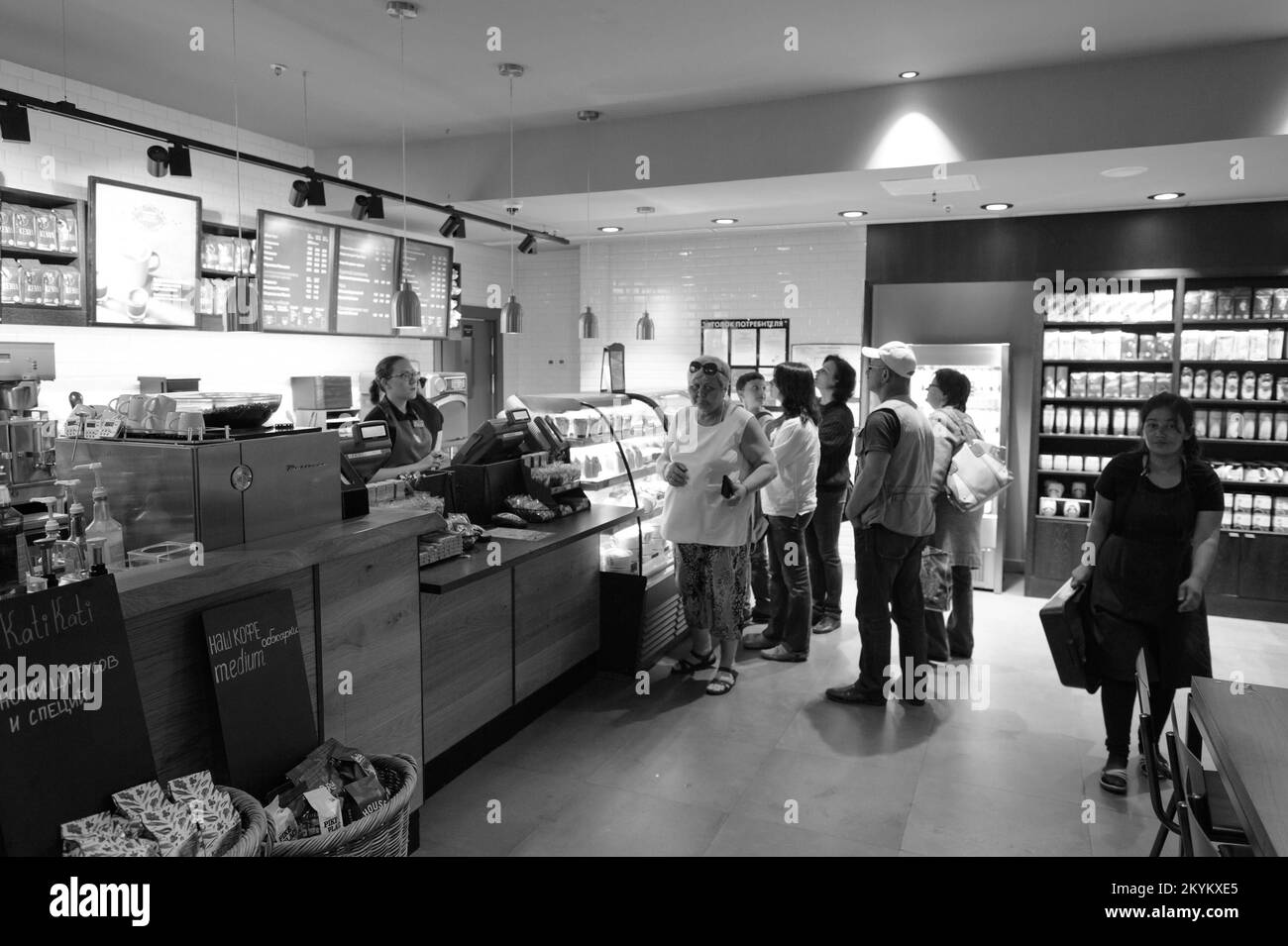 SANKT PETERSBURG, RUSSLAND - 08. JULI 2015: Innenausstattung des Starbucks Cafés. Die Starbucks Corporation ist ein amerikanisches globales Kaffeeunternehmen und eine Kaffeehauskette Stockfoto