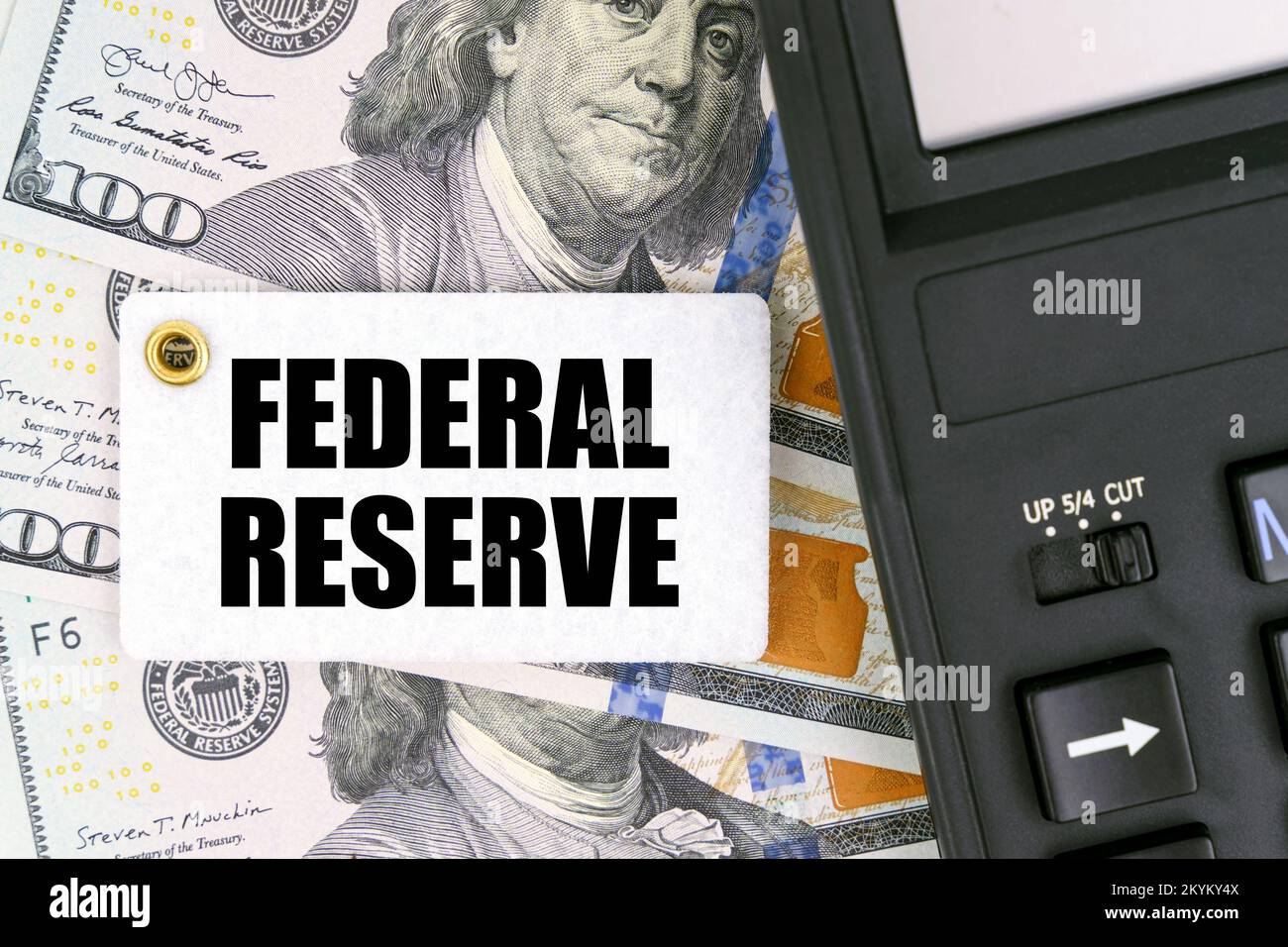 Geschäfts- und Finanzkonzept. Auf dem Tisch liegen Dollar, ein Taschenrechner und ein Schild mit der Inschrift FEDERAL RESERVE Stockfoto