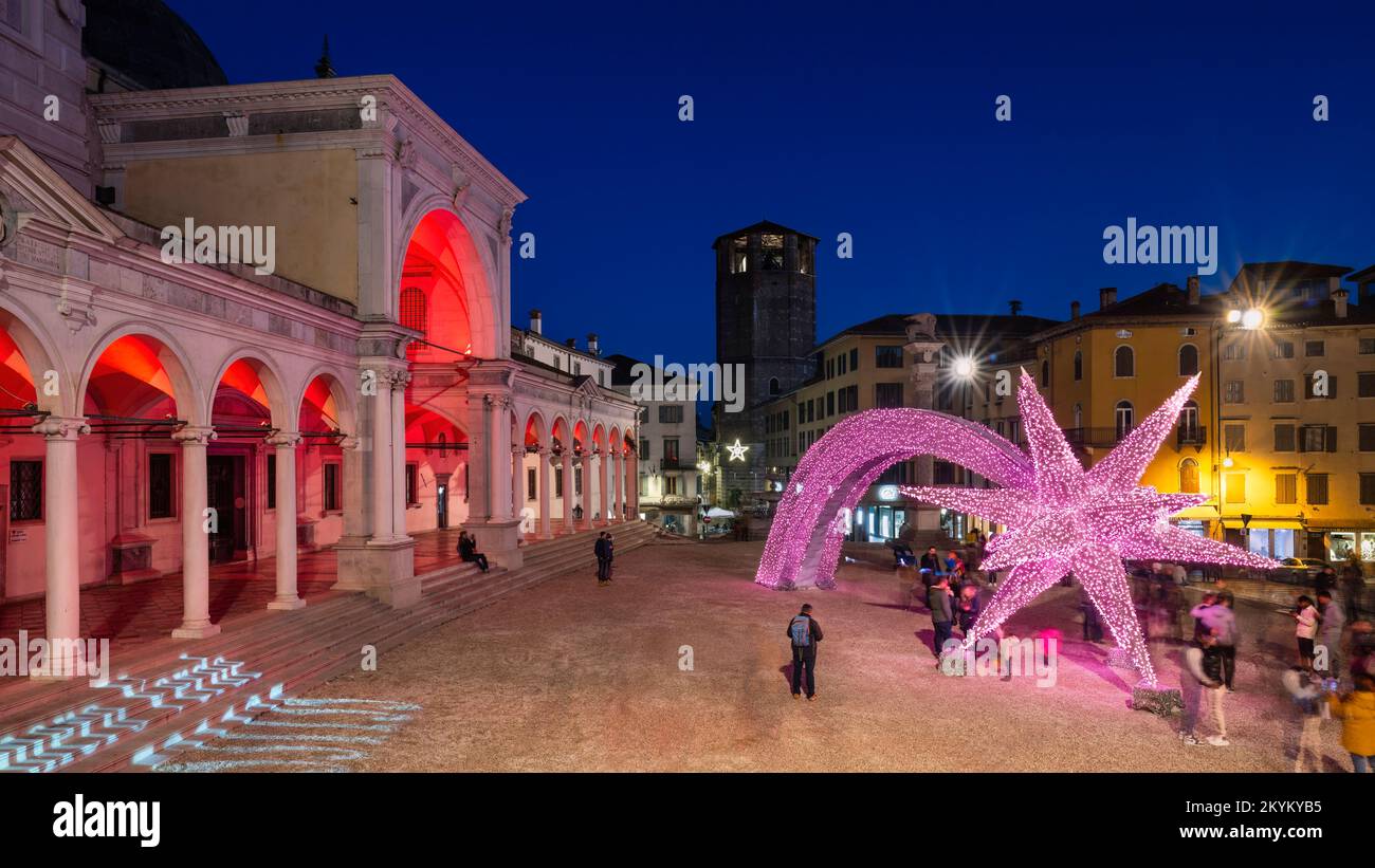 Italienische Stadt als Weihnachtsdekoration. Großer Star von Bethlehem an der Piazza della Libertà, Udine, Friaul-Julisch Venetien, Italien. Stockfoto