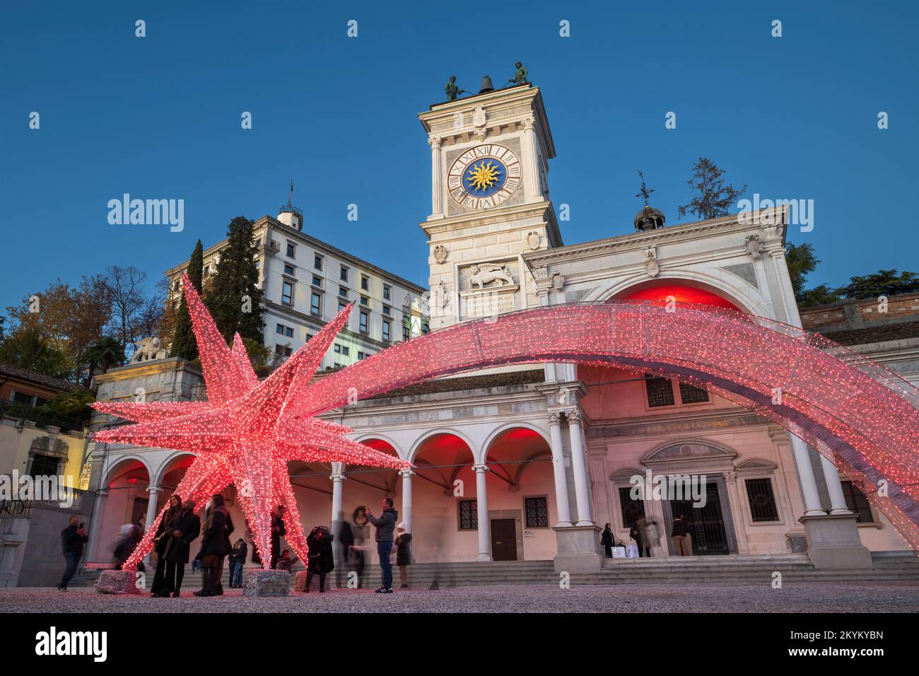 Italienische Stadt als Weihnachtsdekoration. Großer Star von Bethlehem an der Piazza della Libertà, Udine, Friaul-Julisch Venetien, Italien. Stockfoto