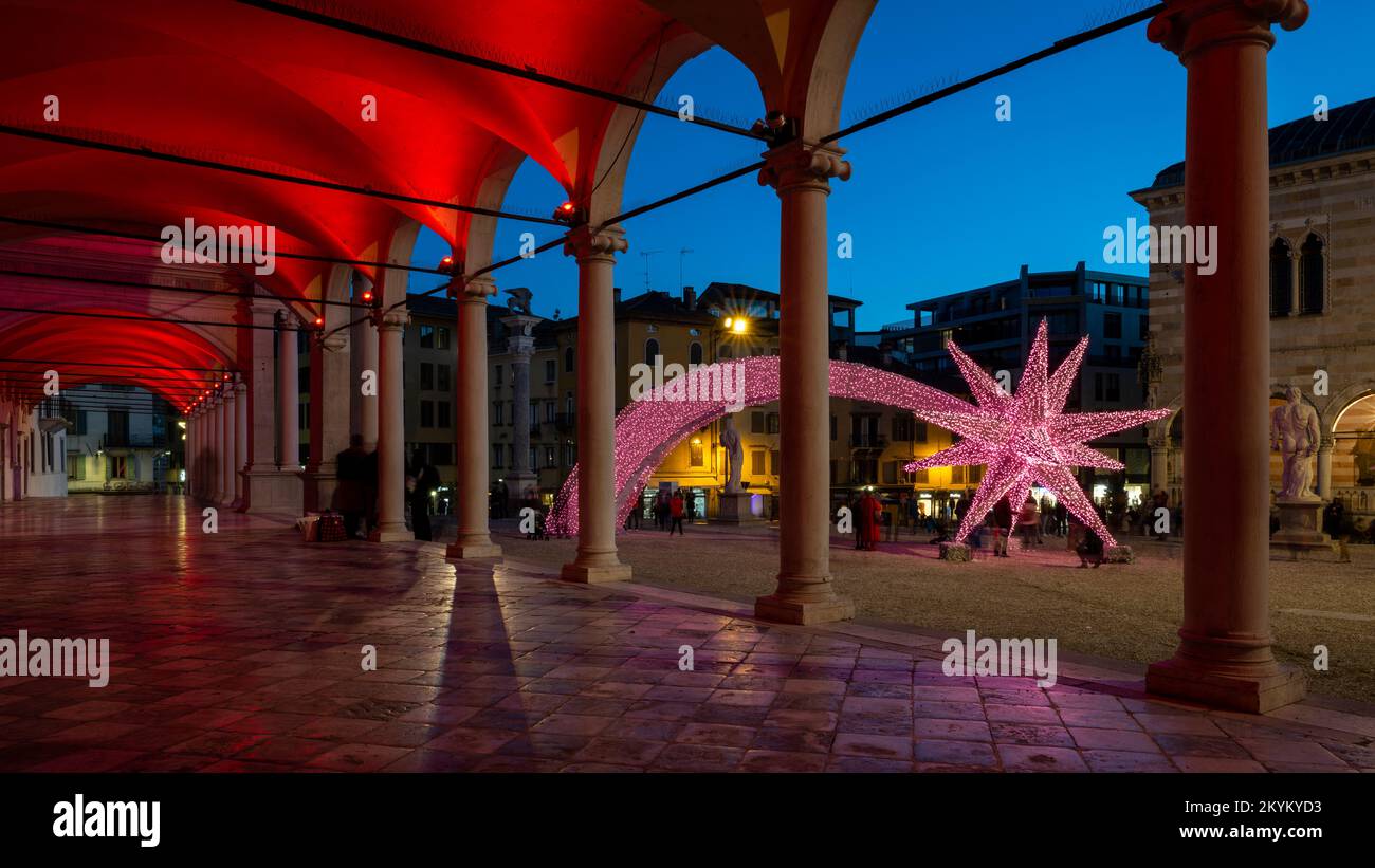 Italienische Stadt als Weihnachtsdekoration. Großer Star von Bethlehem an der Piazza della Libertà, Udine, Friaul-Julisch Venetien, Italien. Stockfoto