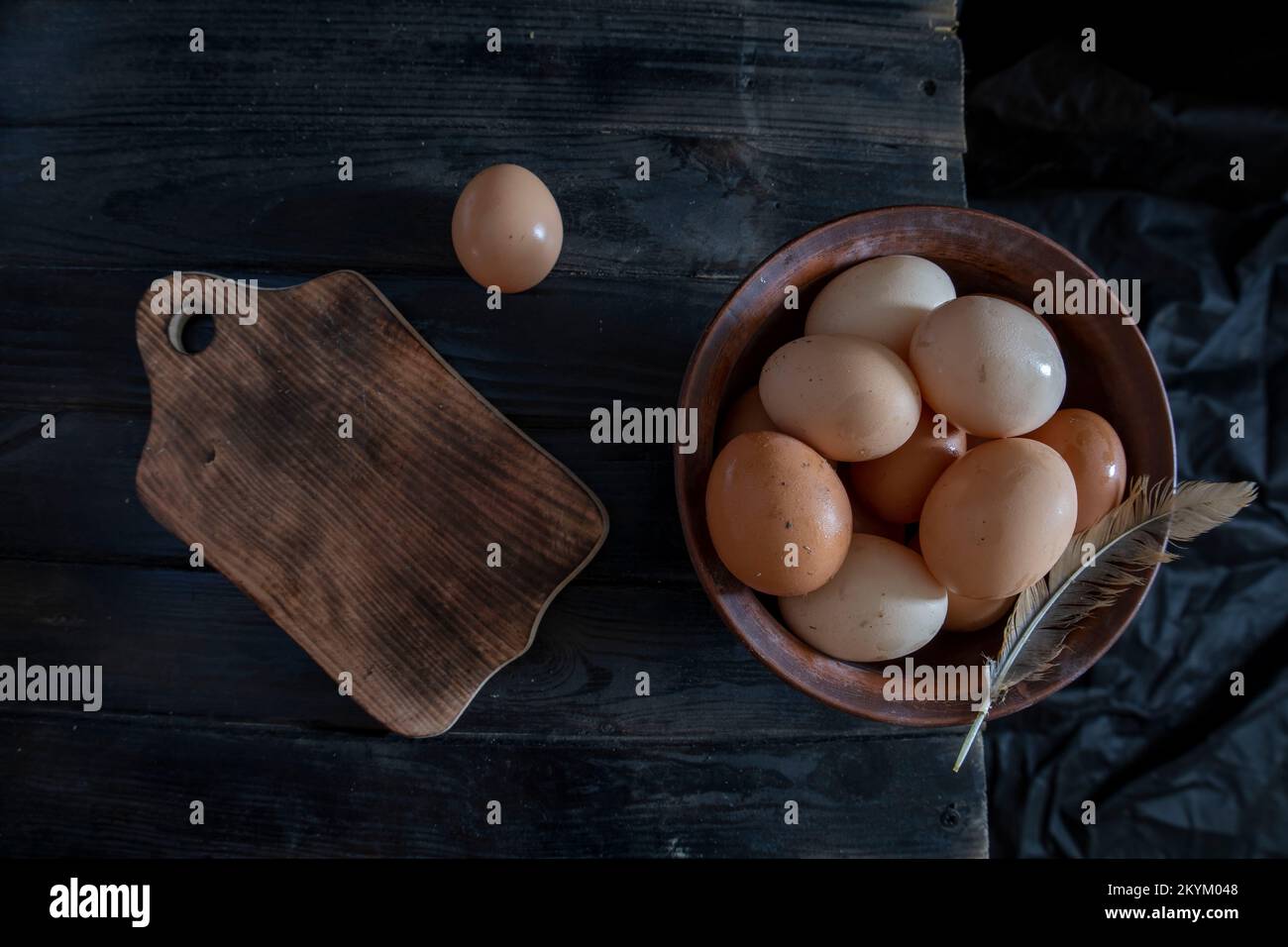 Frische Eier von Bio-Bauernhöfen in einer Holzschüssel auf einem Holztisch Stockfoto