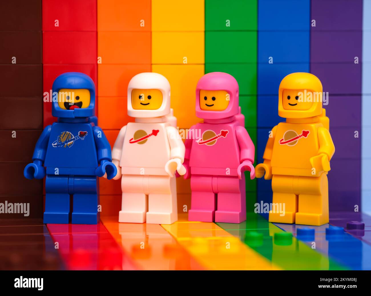 Tambov, Russische Föderation - 07. November 2022 vier Lego-Astronauten-Minifiguren vor einer Regenbogenkulisse Stockfoto