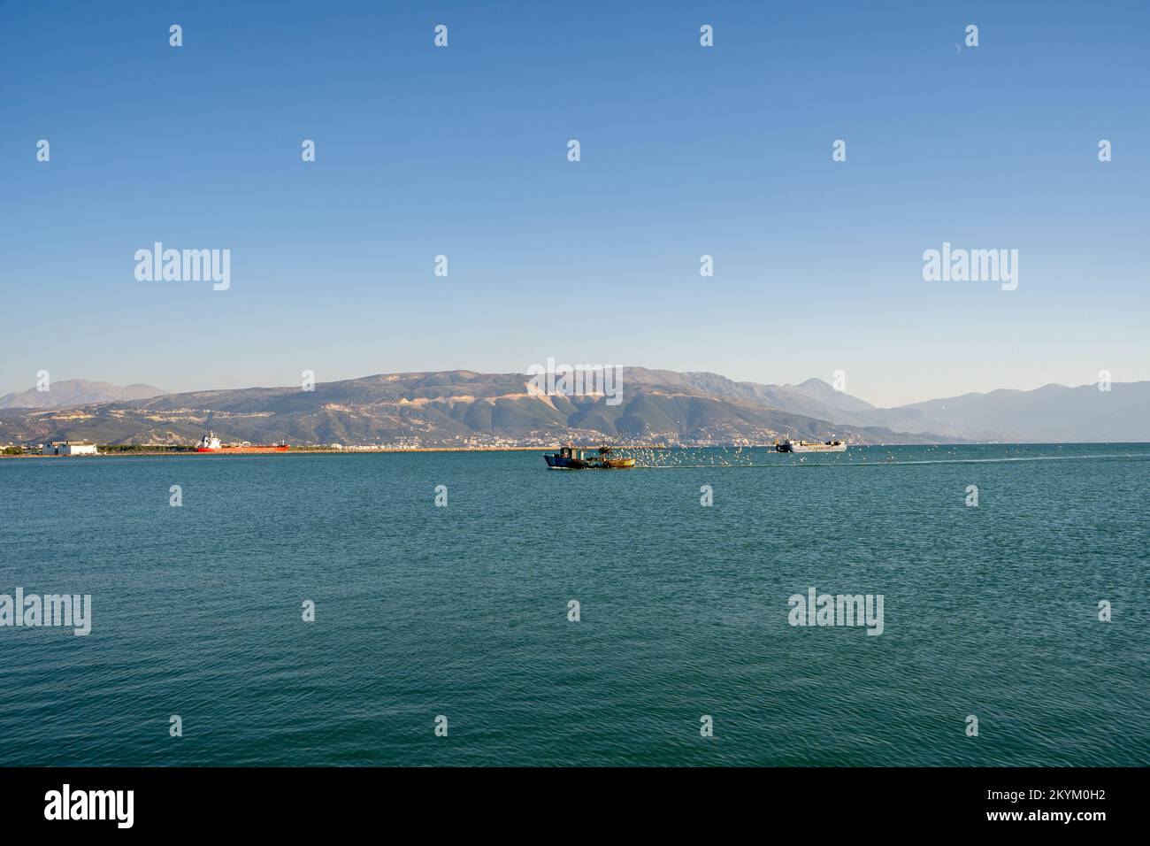 Das Fischerboot fährt über das Abendwasser. Ostseeküste. Stockfoto