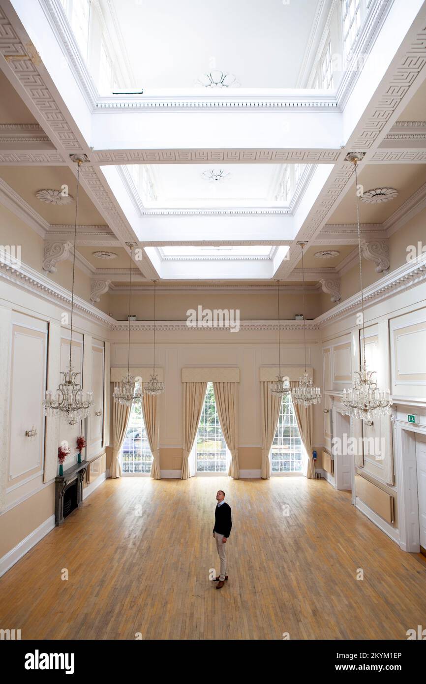 Der Ballsaal im De Grey Rooms in St Leonards Place in York, North Yorkshire. Eines der beeindruckenden historischen Gebäude von York, das über dem weeke eröffnet wird Stockfoto