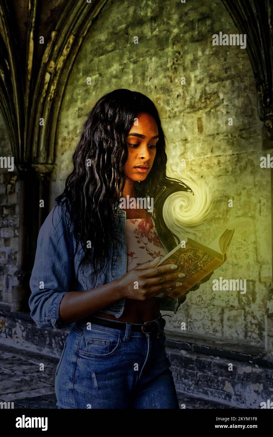 Junge, farbige Frau im Kloster einer Kathedrale in modernen Tüchern. Stockfoto