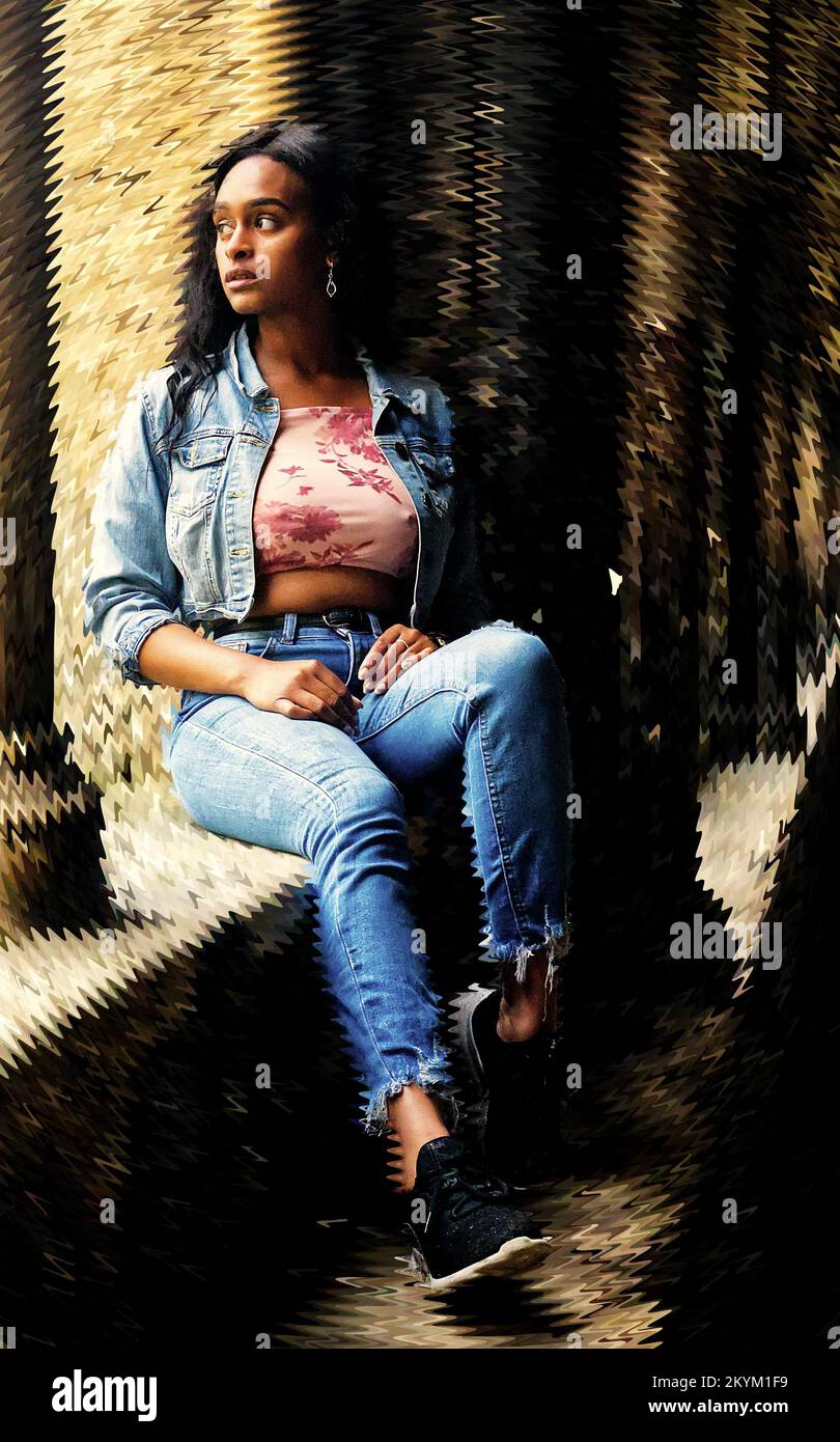 Junge, farbige Frau im Kloster einer Kathedrale in modernen Tüchern. Stockfoto